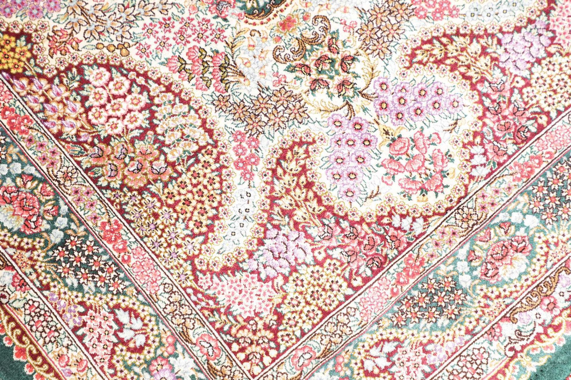 perserteppich-ghom-81-x-118-cm-seide-handgeknupft-exklusiv-5 Ghom Perserteppich 81 × 118 cm aus Seide, handgeknüpft
