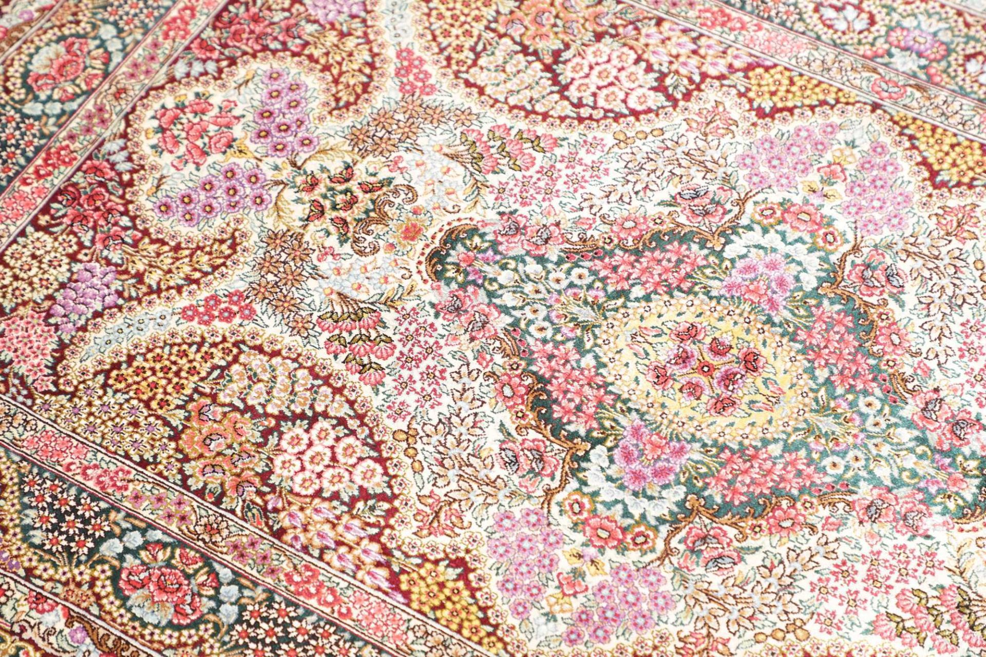perserteppich-ghom-81-x-118-cm-seide-handgeknupft-exklusiv-6 Ghom Perserteppich 81 × 118 cm aus Seide, handgeknüpft