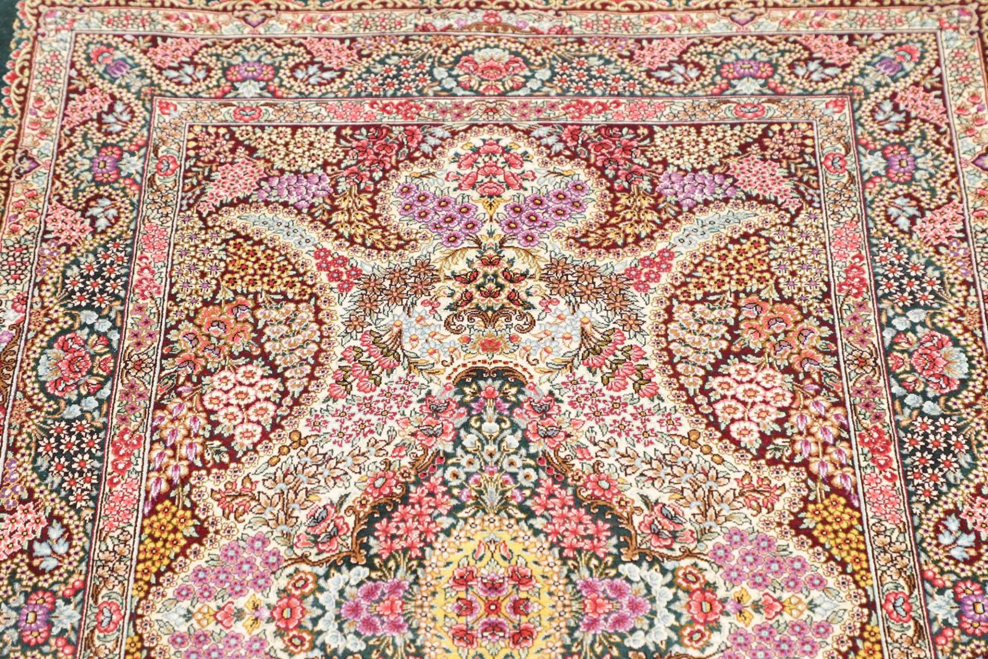 perserteppich-ghom-81-x-118-cm-seide-handgeknupft-exklusiv-7 Ghom Perserteppich 81 × 118 cm aus Seide, handgeknüpft