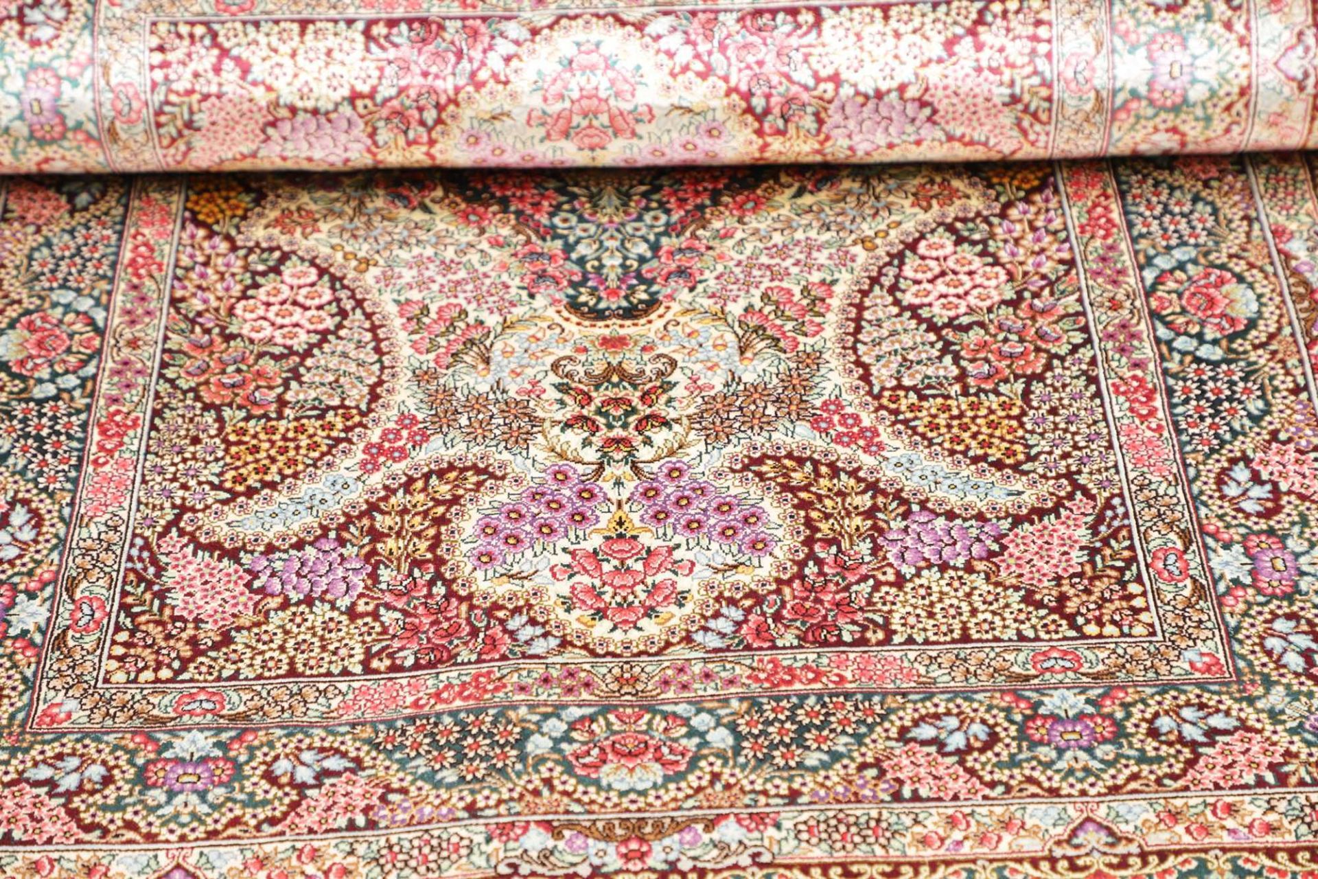 perserteppich-ghom-81-x-118-cm-seide-handgeknupft-exklusiv-9 Ghom Perserteppich 81 × 118 cm aus Seide, handgeknüpft