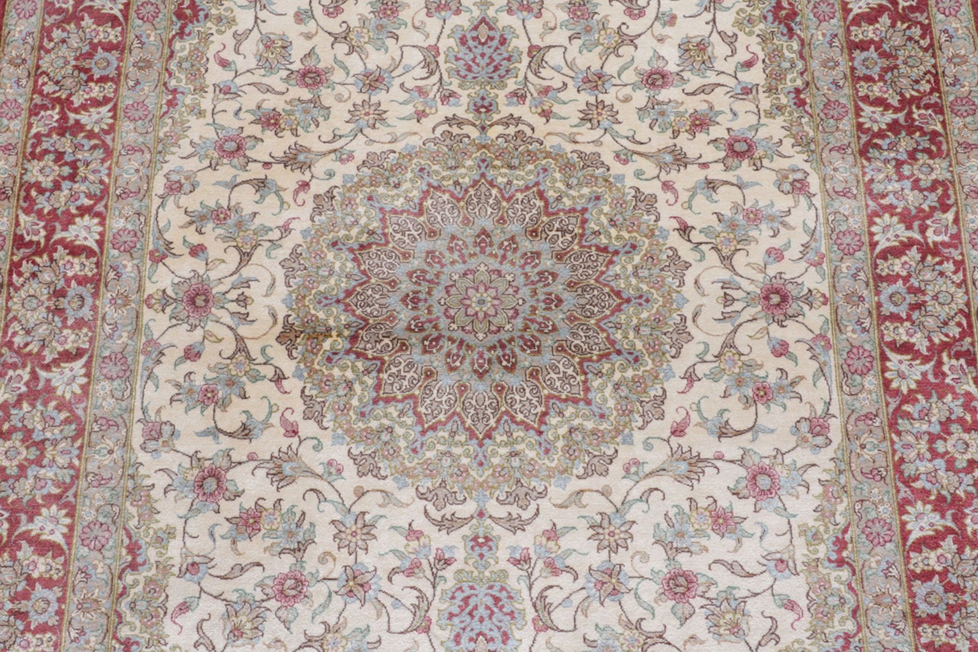 Handgeknüpfter Ghom Perserteppich, 100 × 152 cm, Seide