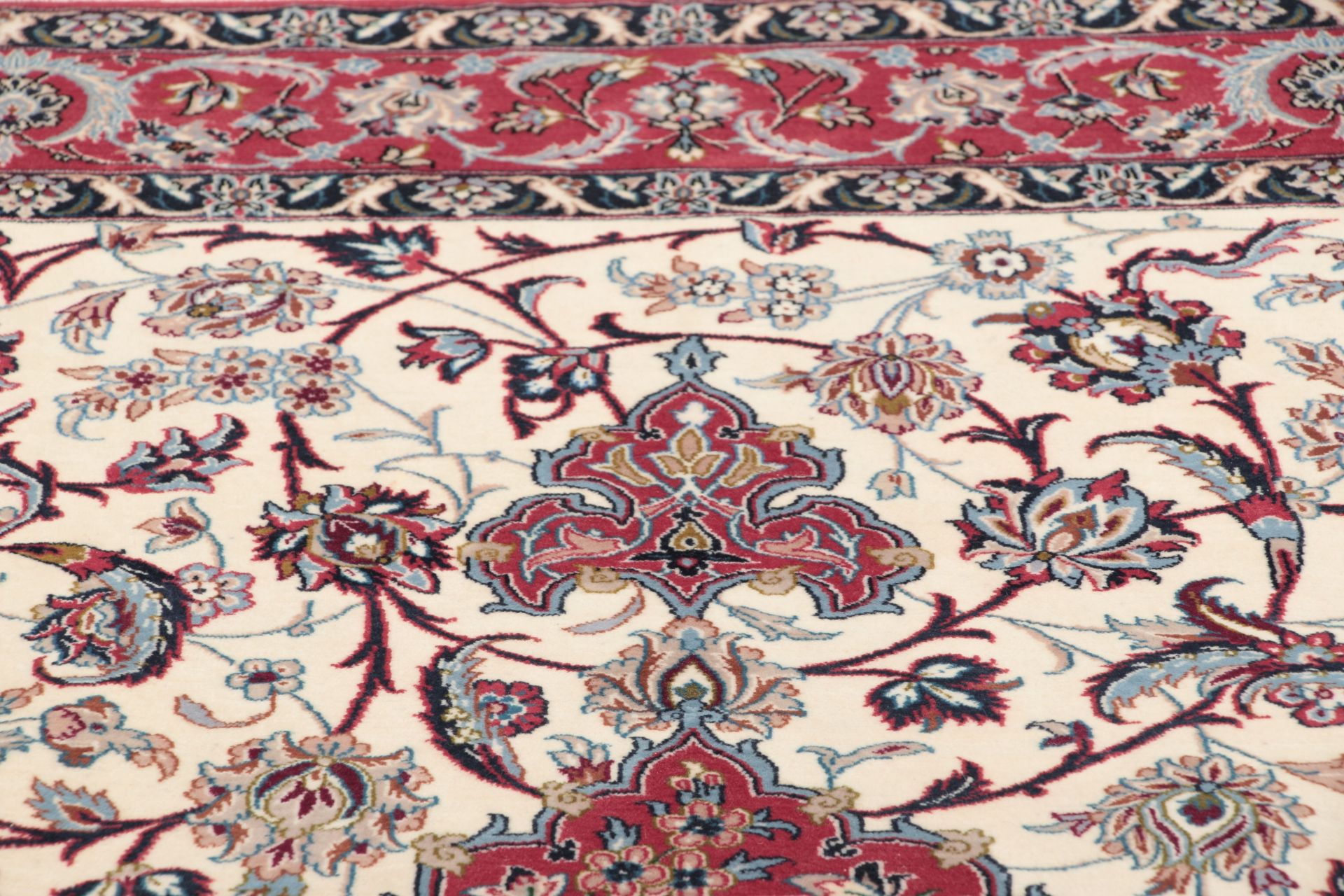 Isfahan Perserteppich aus Iran, 113 × 177 cm