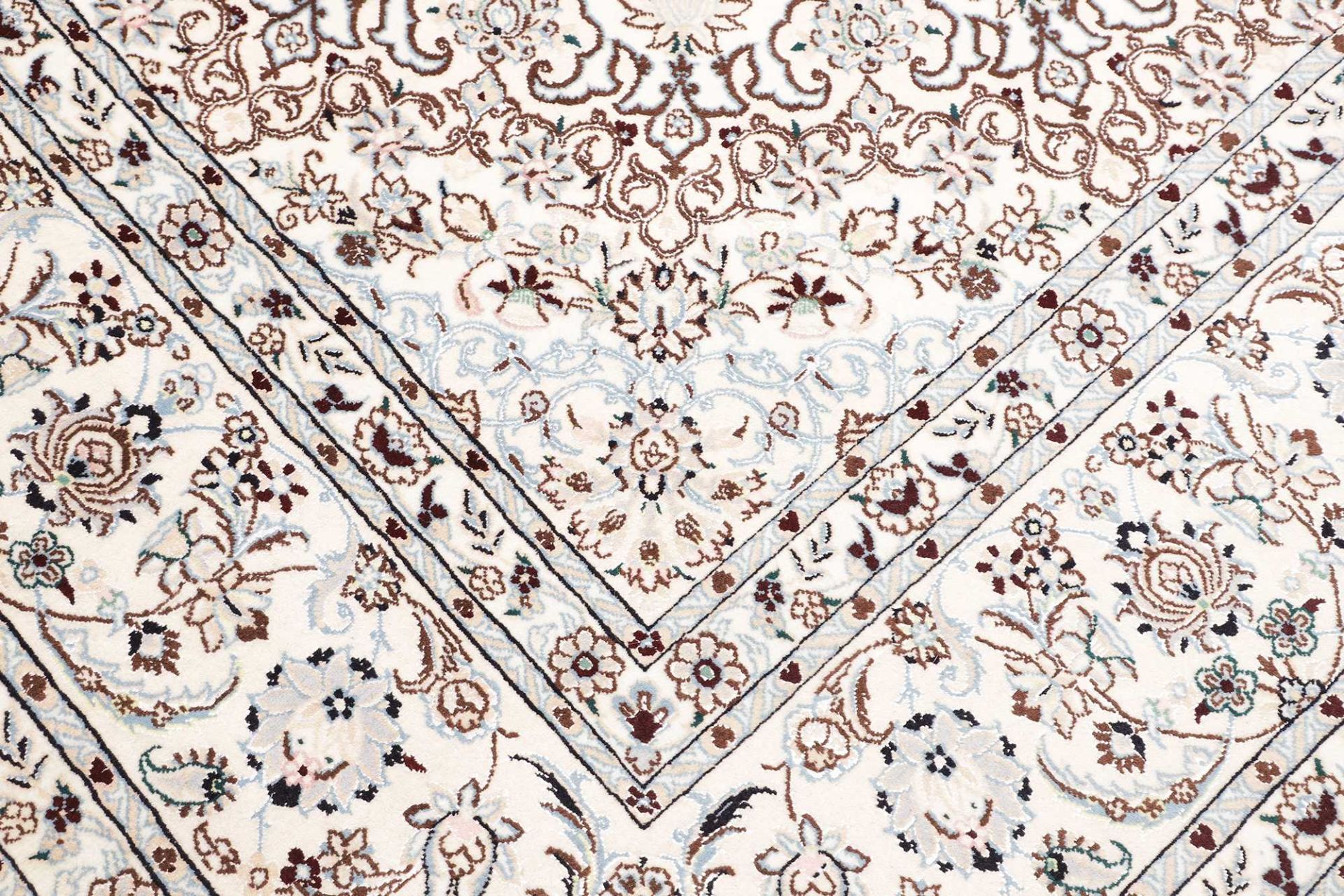 Handgeknüpfter Nain Perserteppich 251 × 352 cm