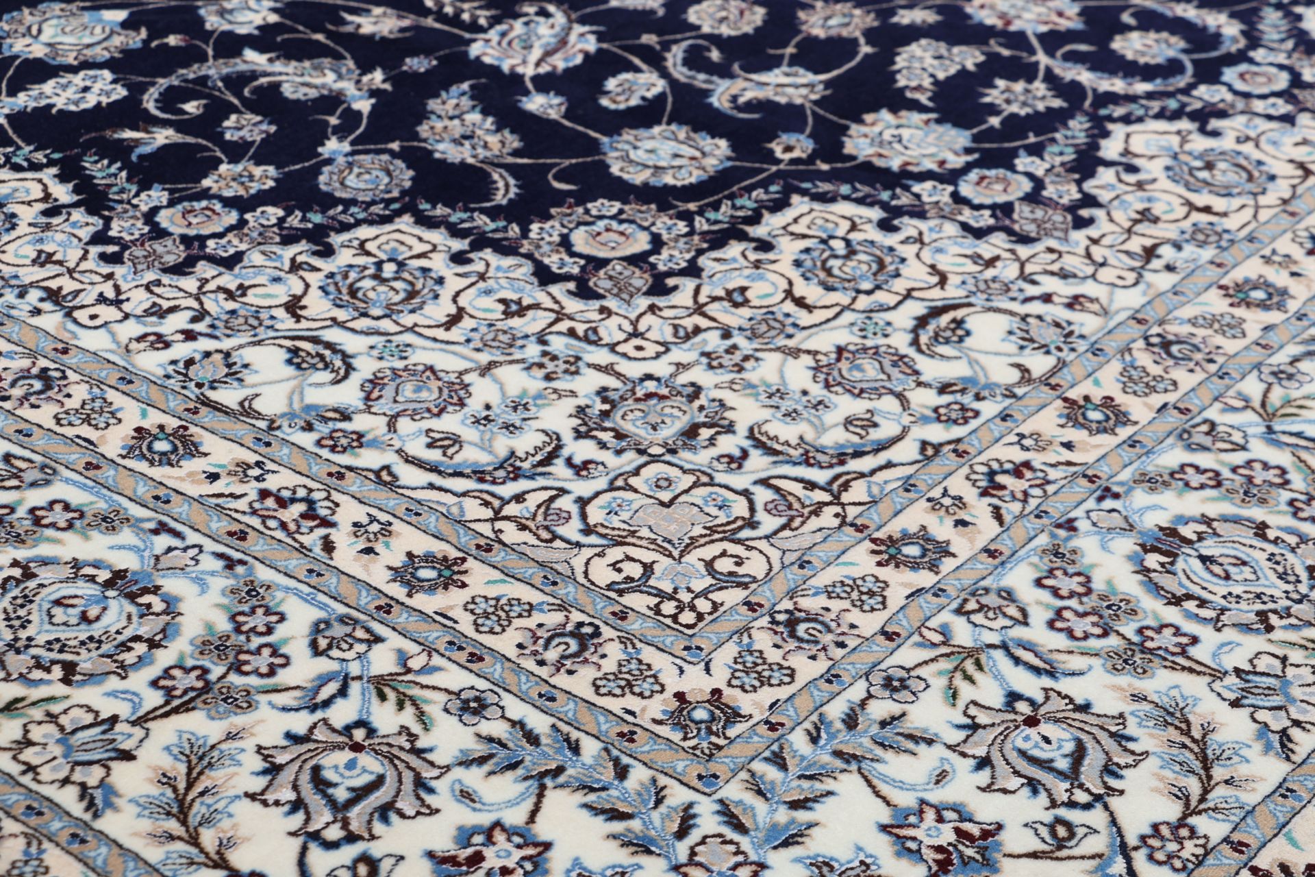 Handgeknüpfter Nain Perserteppich 260 × 305 cm