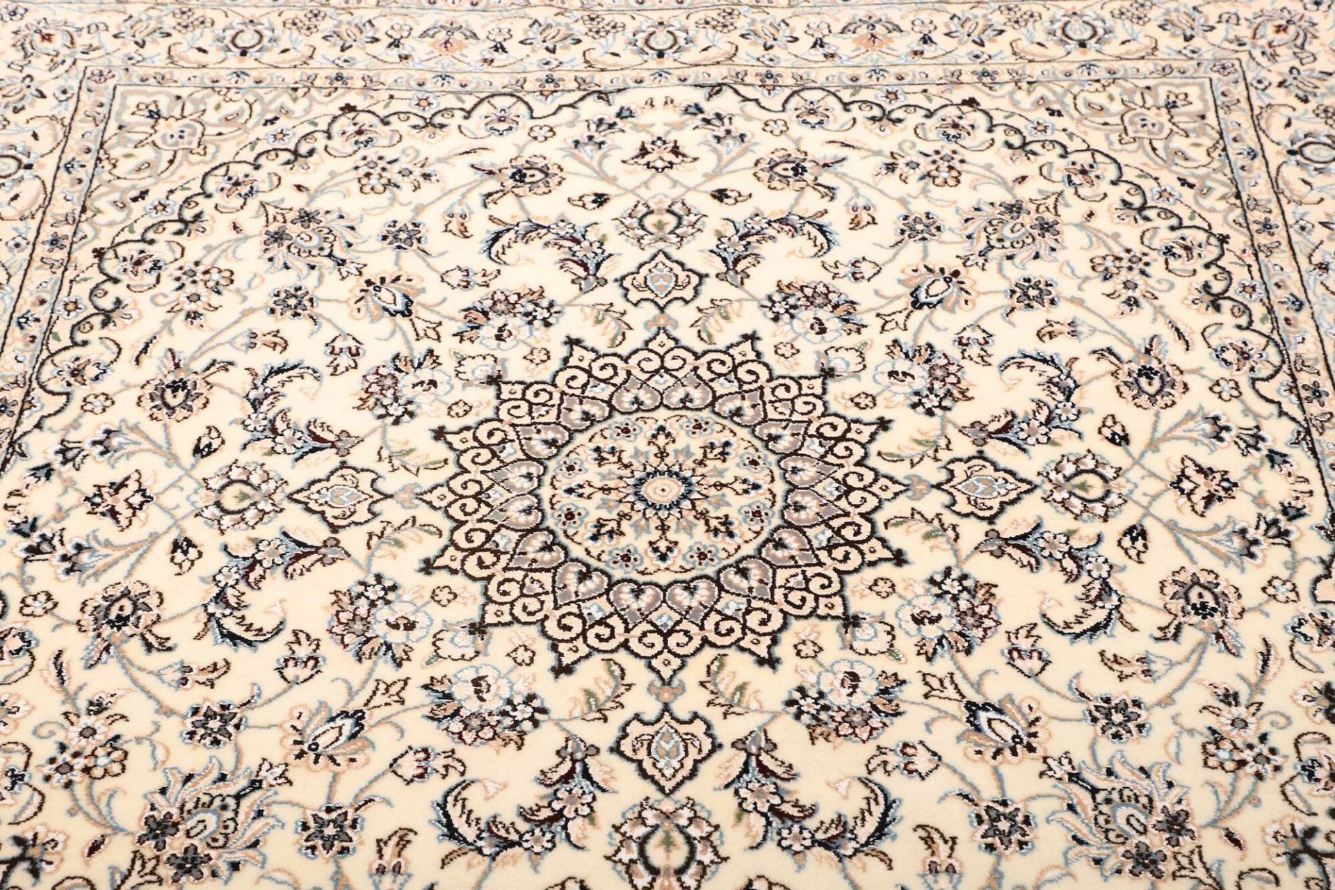 Nain Perserteppich aus Iran, 151 × 149 cm