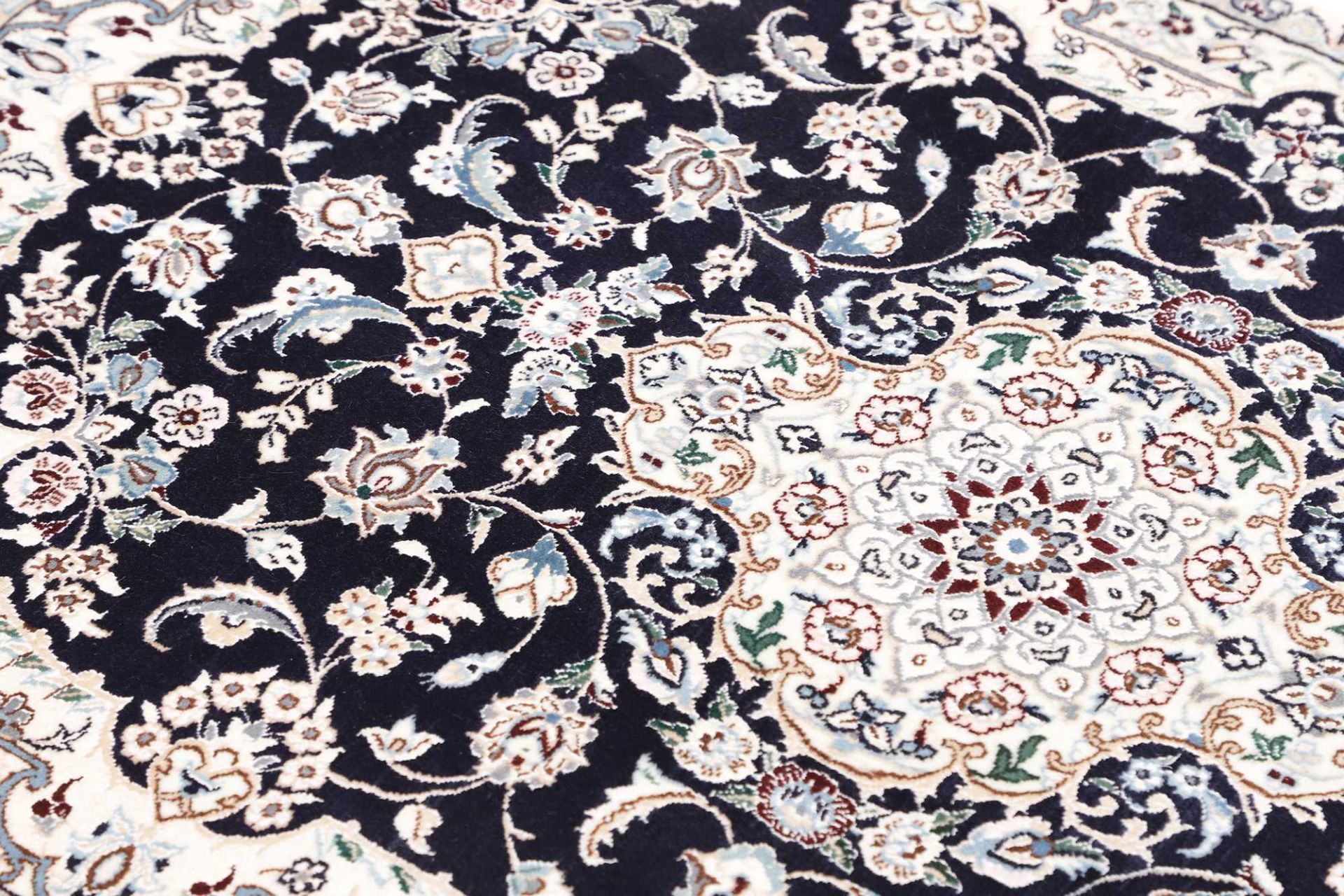 perserteppich-nain-79-x-117-cm-schurwolle-handgeknupft-exklusiv-16 Nain Perserteppich 79 × 117 cm aus Wolle, handgeknüpft