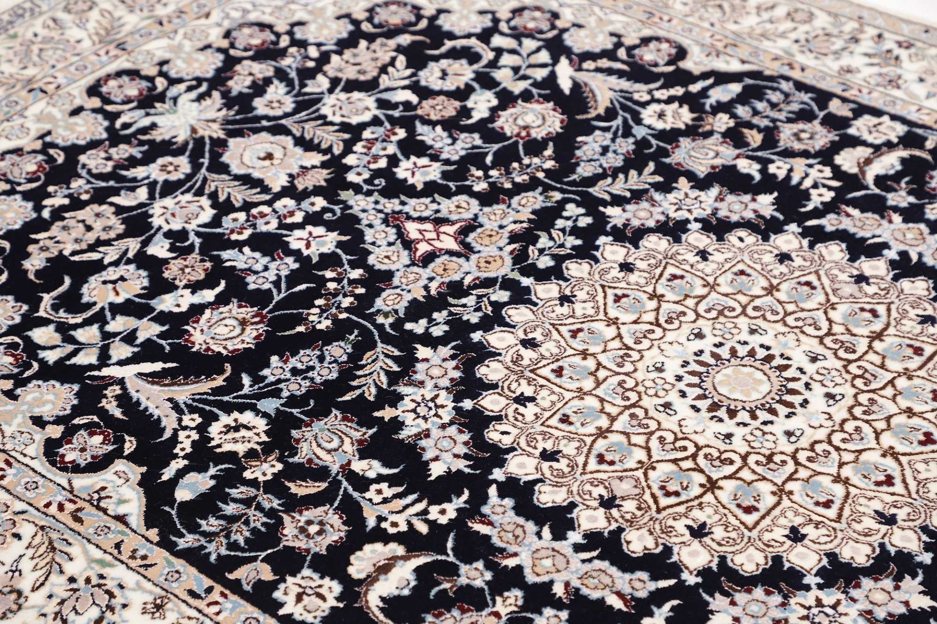 perserteppich-nain-133-x-206-cm-schurwolle-handgeknupft-exklusiv-6 Handgeknüpfter Nain Perserteppich, 133 × 206 cm, Wolle