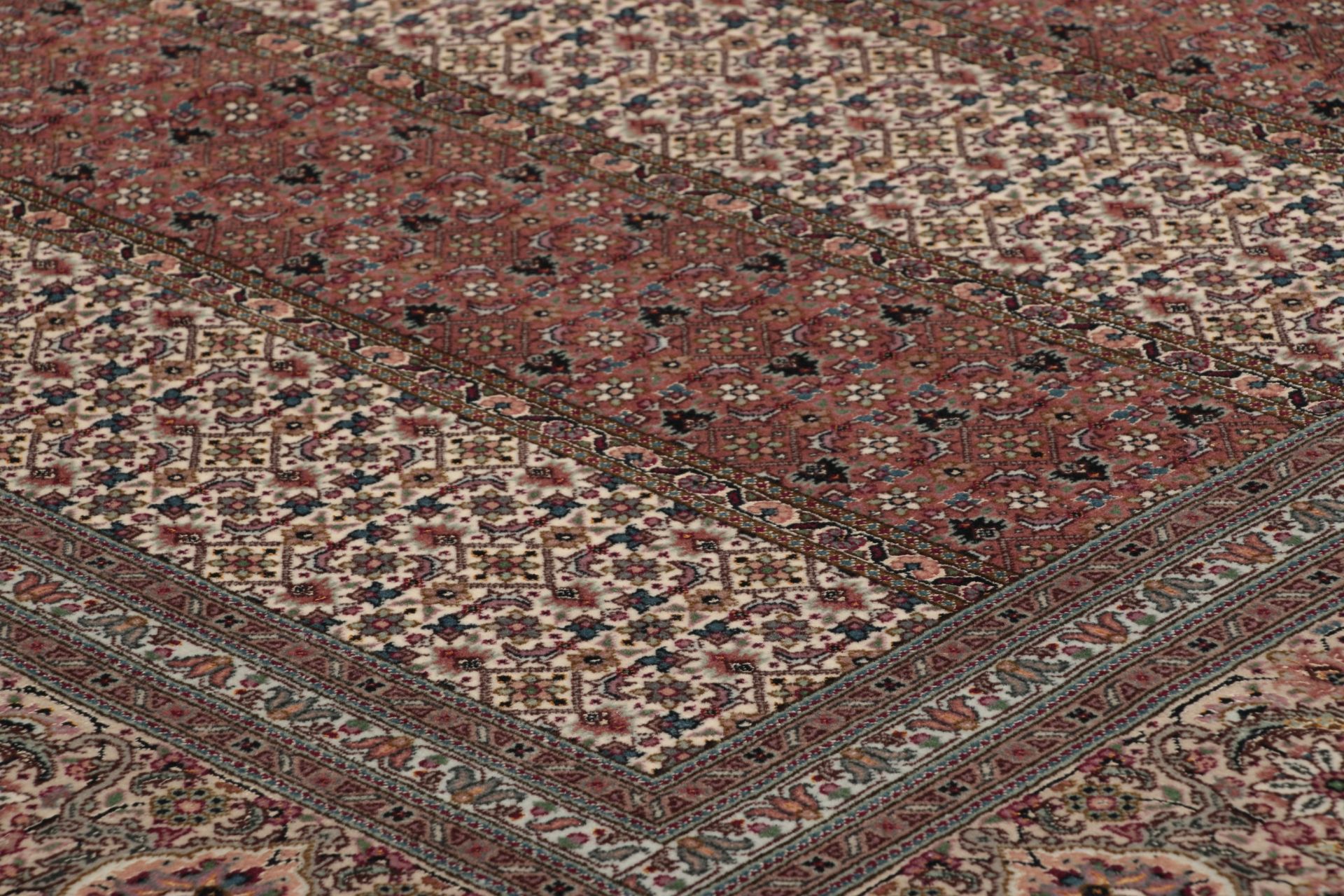 perserteppich-tabriz-204-x-297-cm-schurwolle-seide-handgeknupft-3 Täbriz Perserteppich 204 × 297 cm aus Wolle & Seide, handgeknüpft