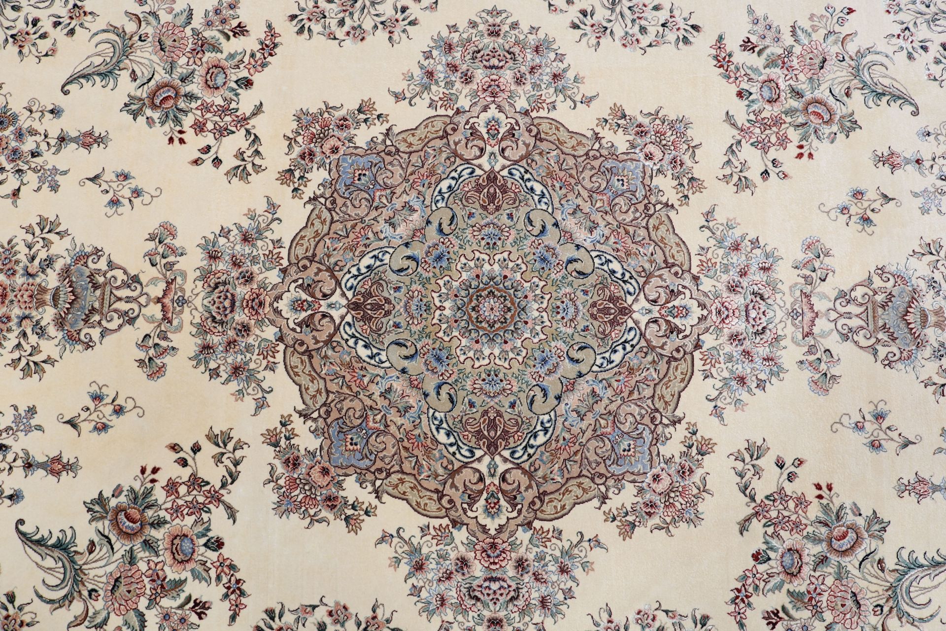 Handgeknüpfter Isfahan Perserteppich, 240 × 336 cm, Wolle & Seide