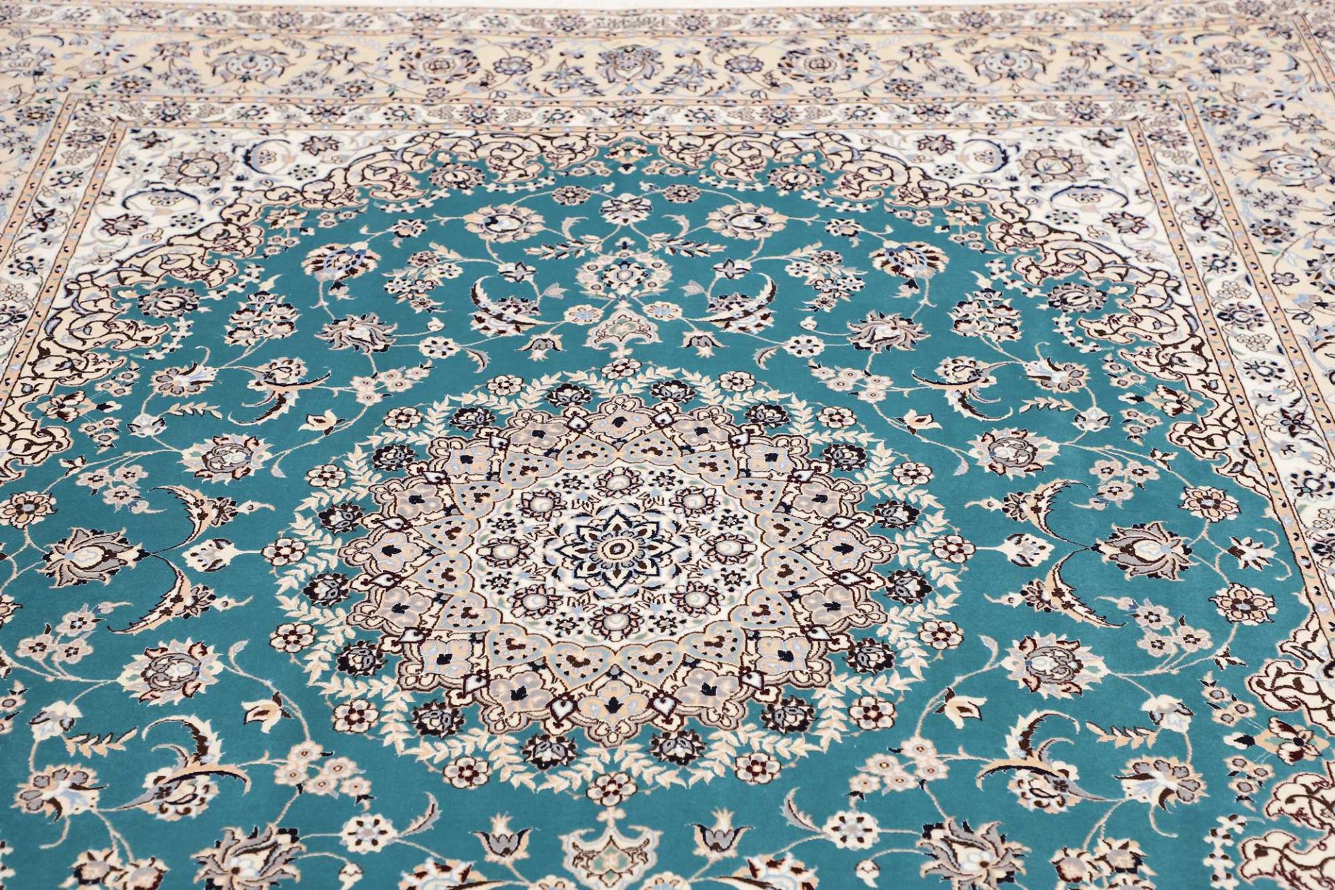 Handgeknüpfter Nain Perserteppich 208 × 253 cm