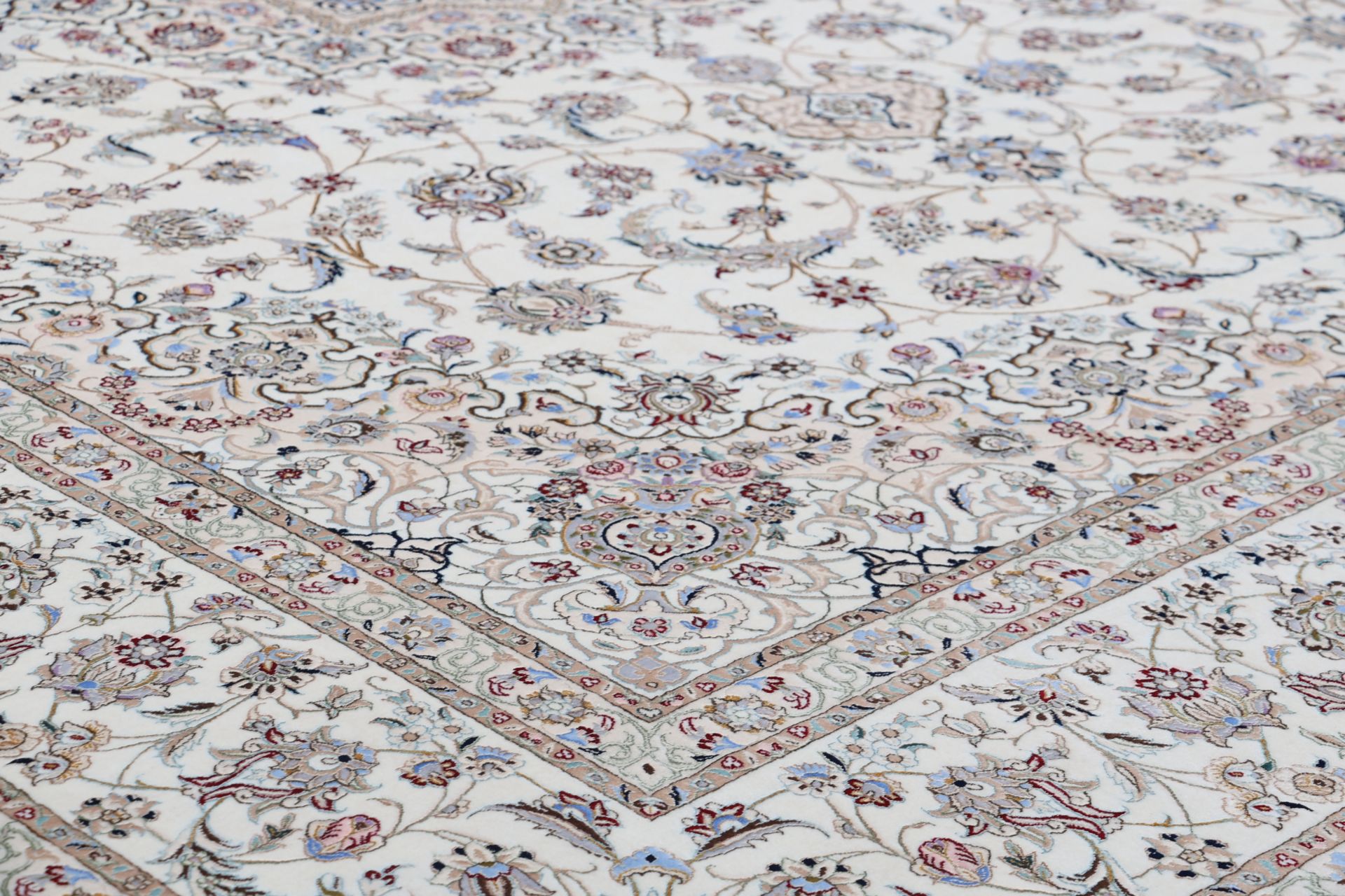 Nain Perserteppich 253 × 350 cm aus Wolle & Seide, handgeknüpft