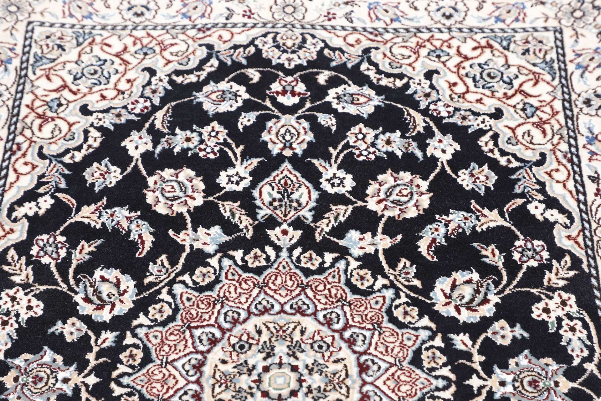 Nain Perserteppich 82 × 119 cm aus Wolle, handgeknüpft