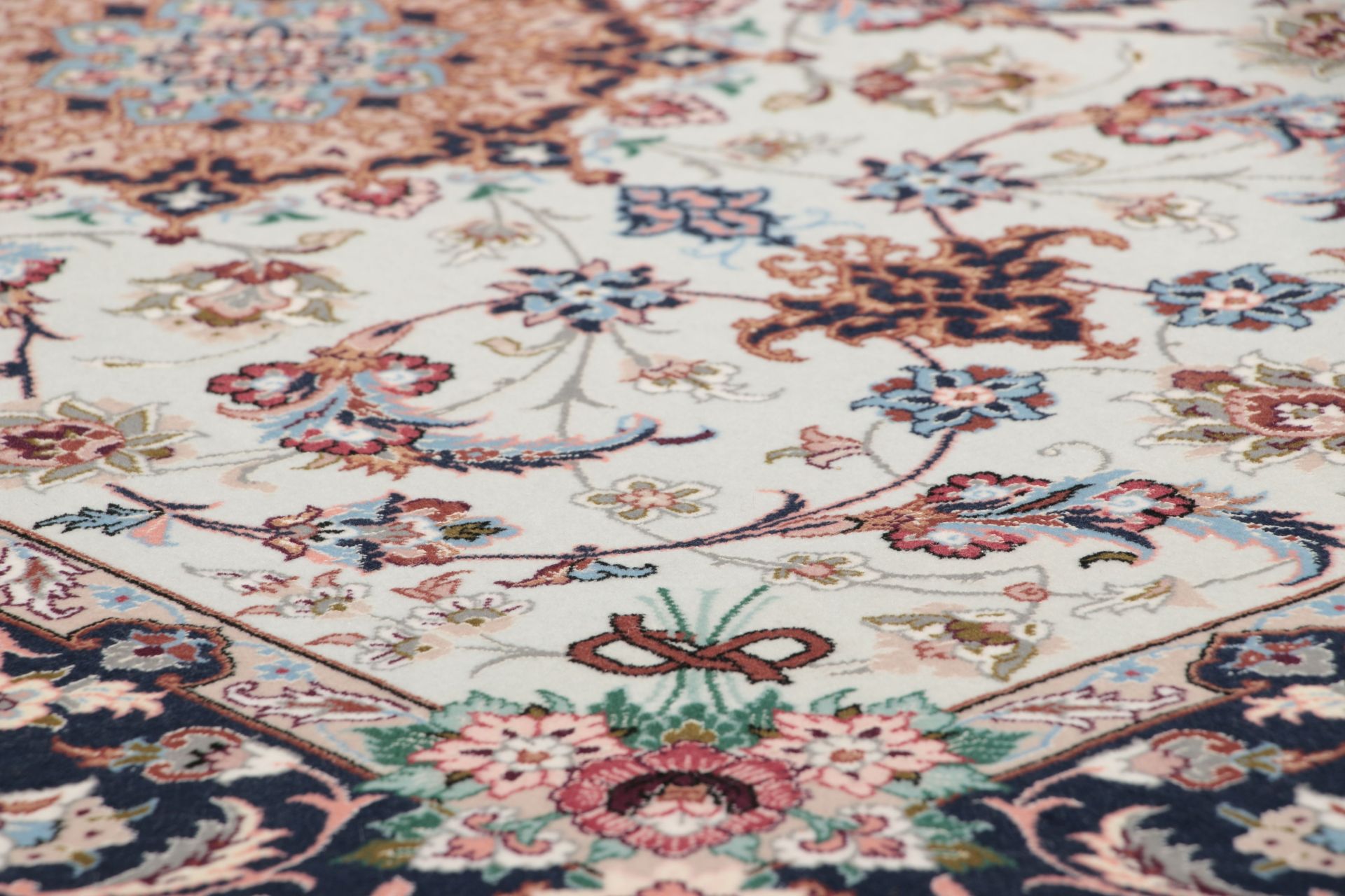 Isfahan Perserteppich 84 × 123 cm aus Wolle & Seide, handgeknüpft