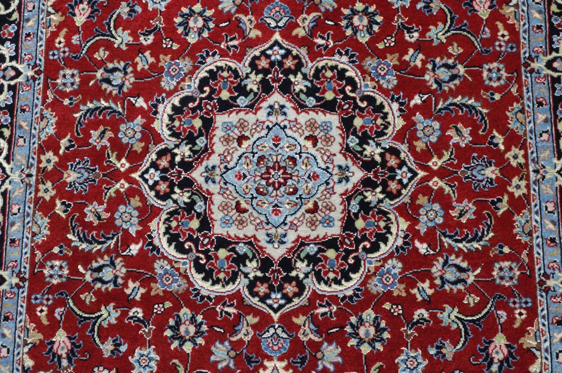 perserteppich-isfahan-80-x-128-cm-schurwolle-seide-handgeknupft-5 Isfahan Perserteppich 80 × 128 cm aus Wolle & Seide, handgeknüpft