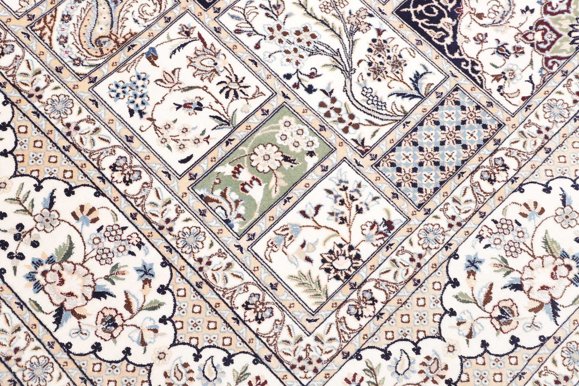 Nain Perserteppich aus Iran, 207 × 294 cm