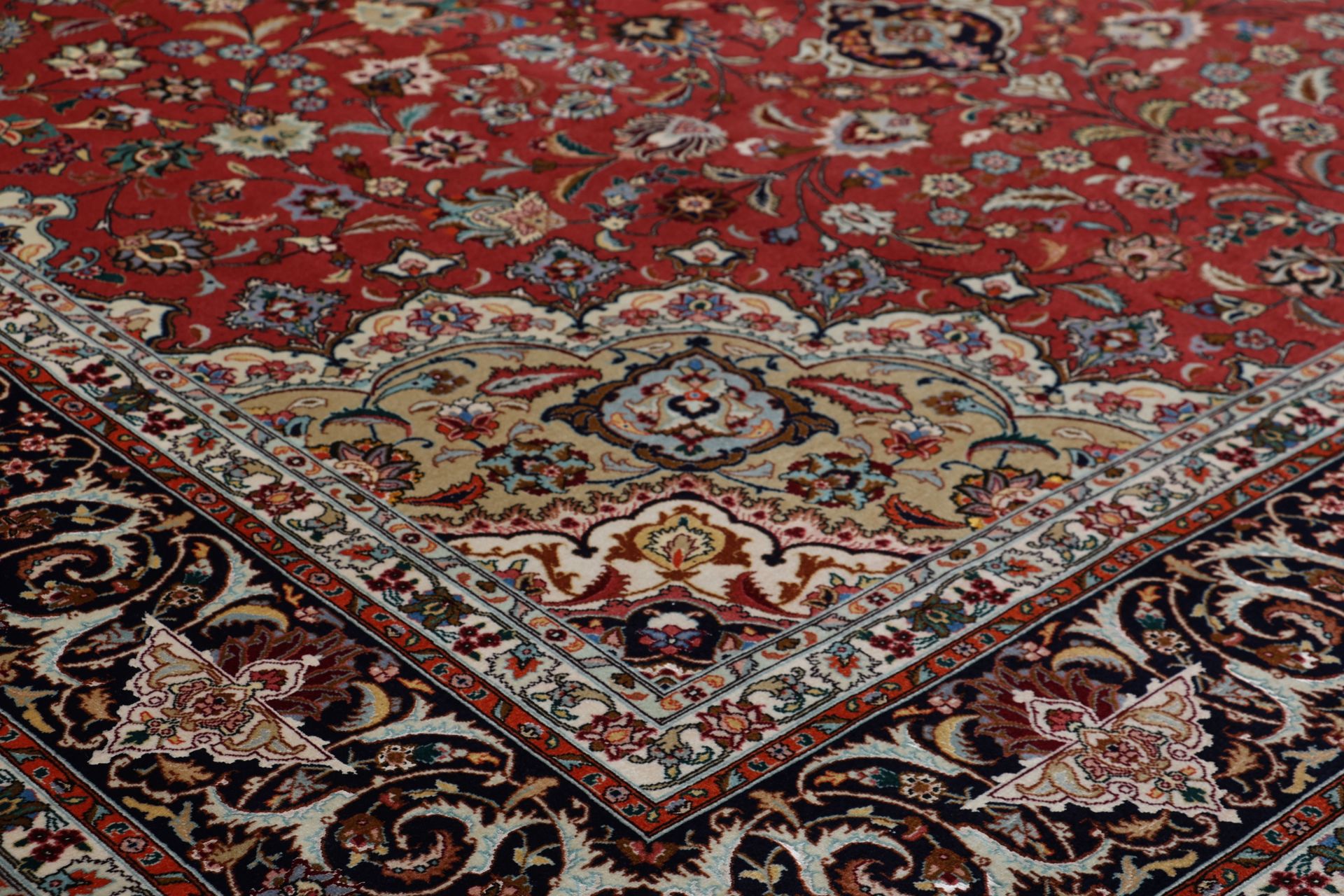Täbriz Perserteppich 253 × 350 cm aus Wolle & Seide, handgeknüpft