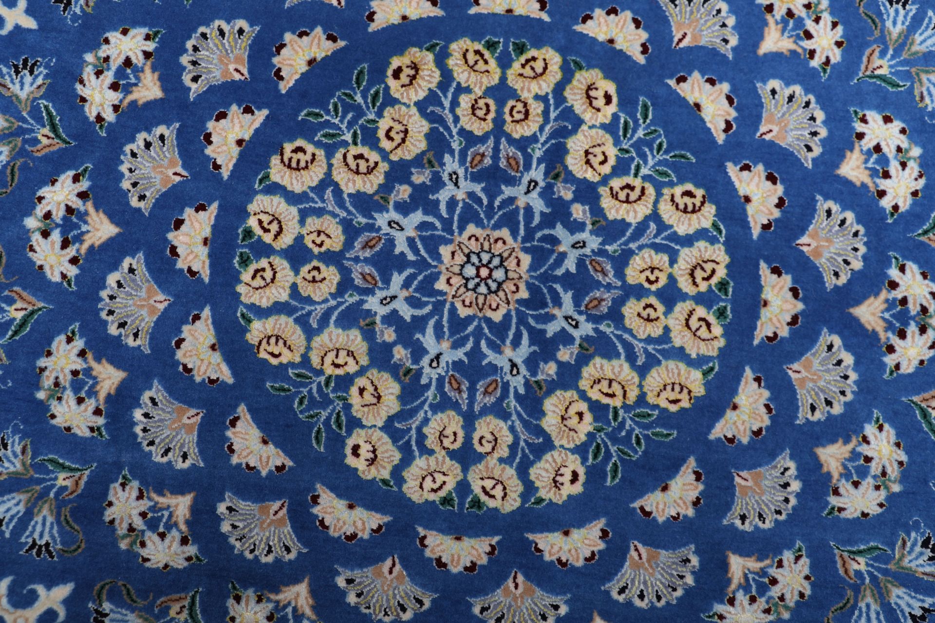 Nain Perserteppich 205 × 200 cm aus Wolle & Seide, handgeknüpft