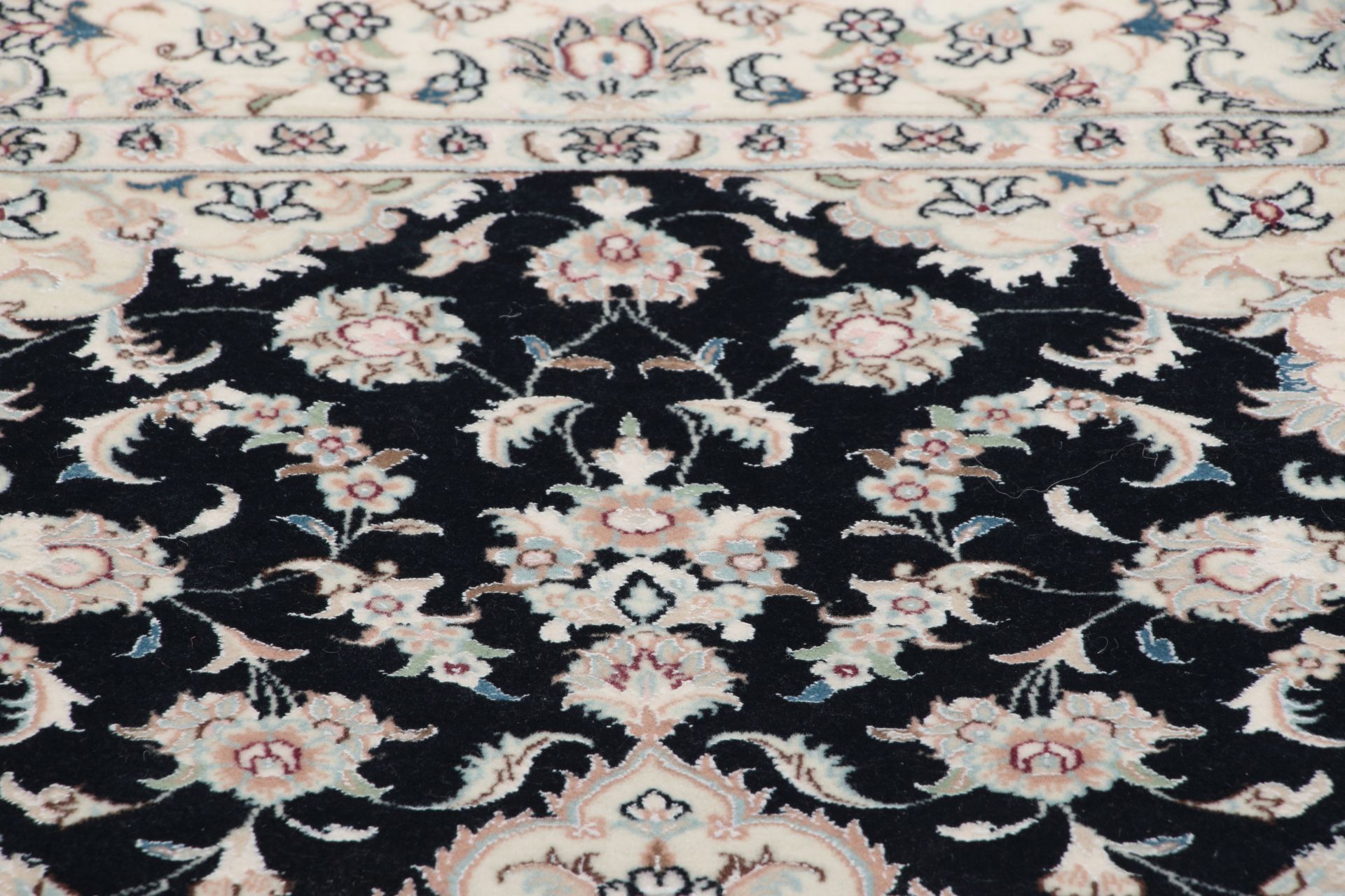 Nain Perserteppich aus Iran, 110 × 155 cm