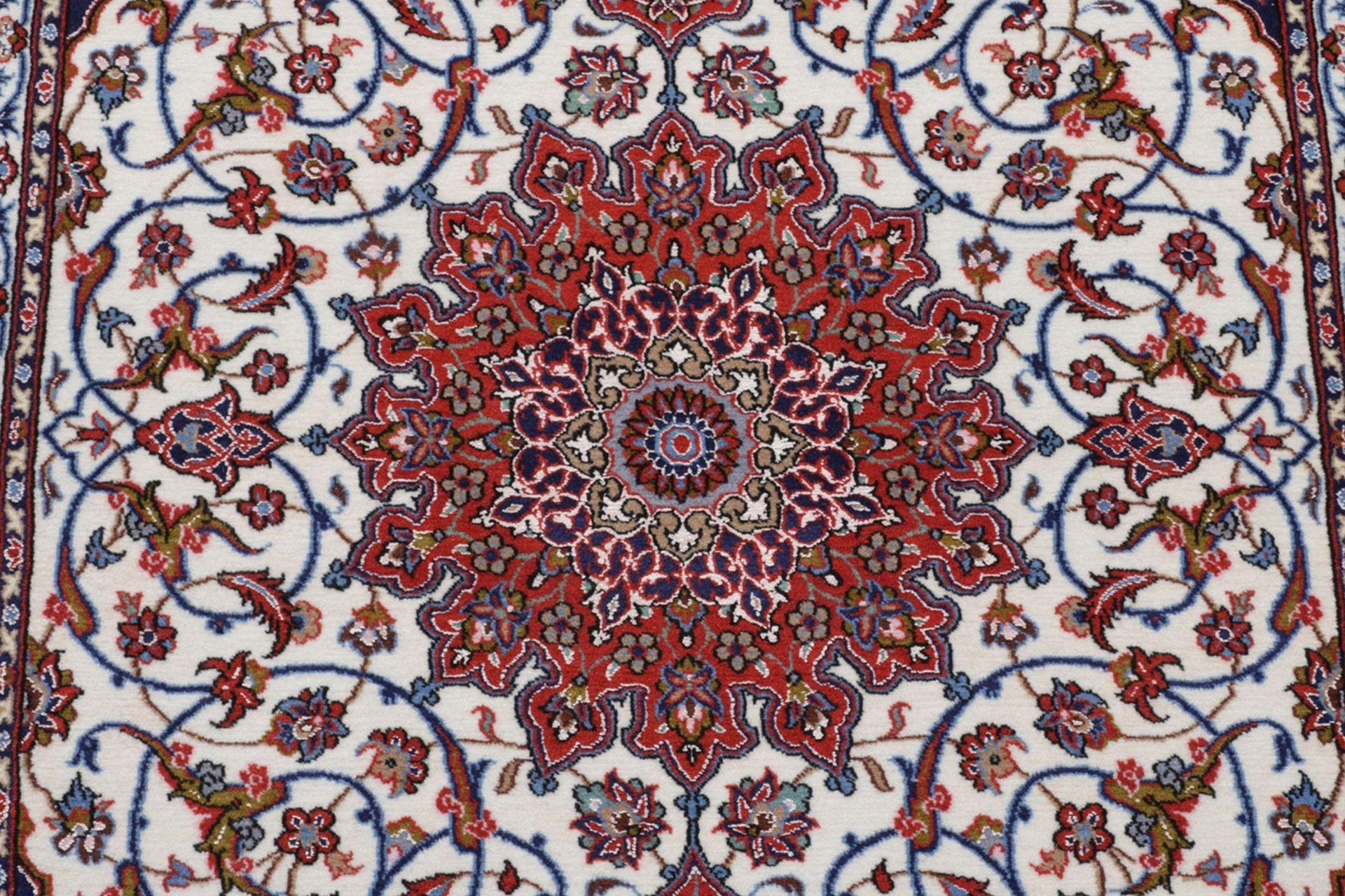 Handgeknüpfter Isfahan Perserteppich, 110 × 163 cm, Wolle & Seide