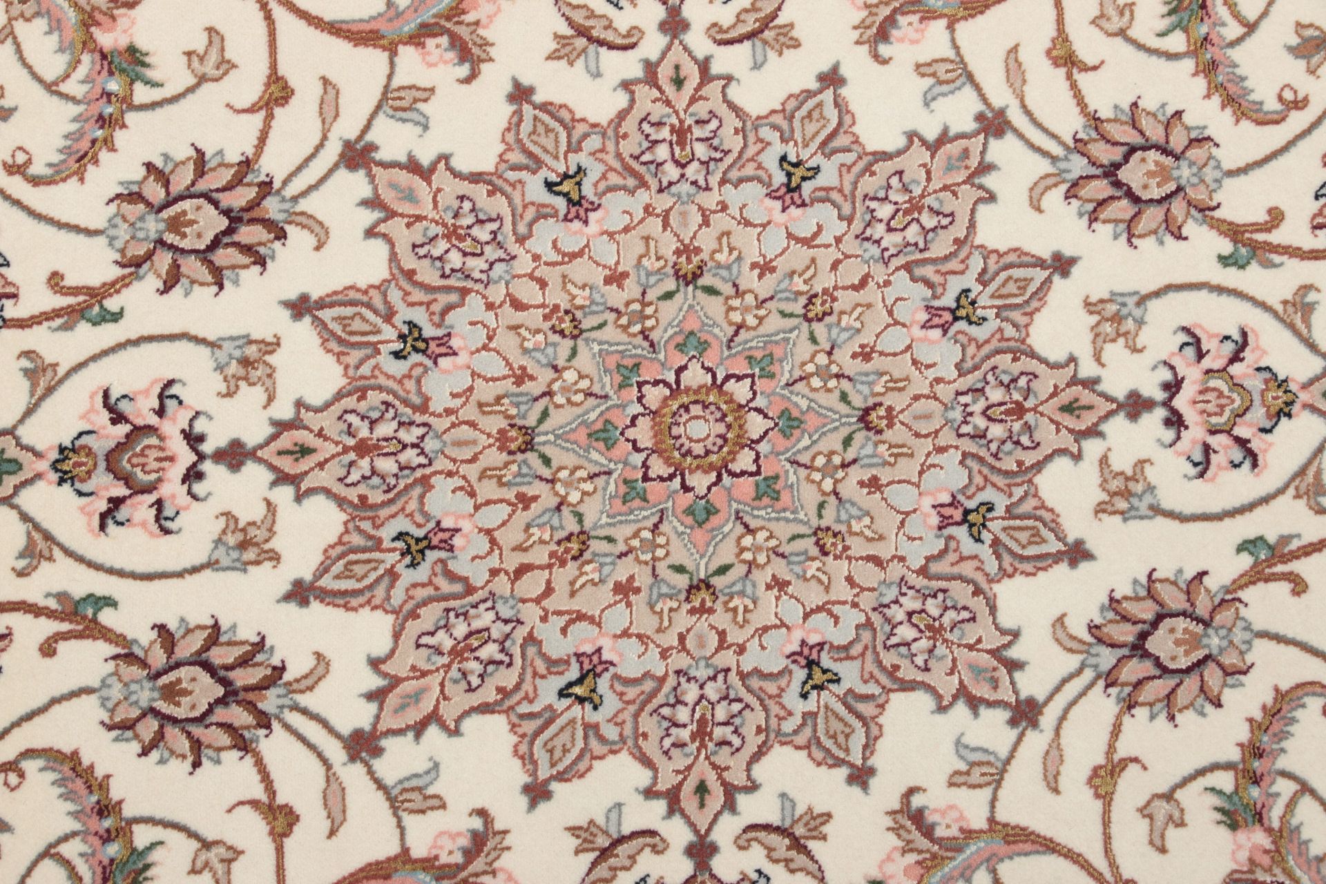 Handgeknüpfter Isfahan Perserteppich, 110 × 168 cm, Wolle & Seide