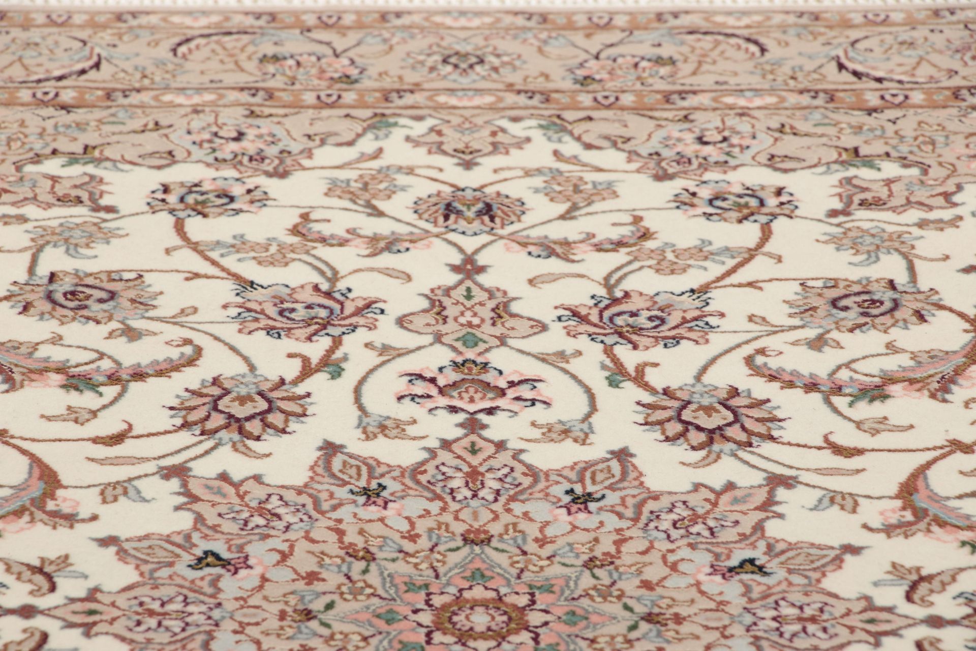 Handgeknüpfter Isfahan Perserteppich, 110 × 168 cm, Wolle & Seide