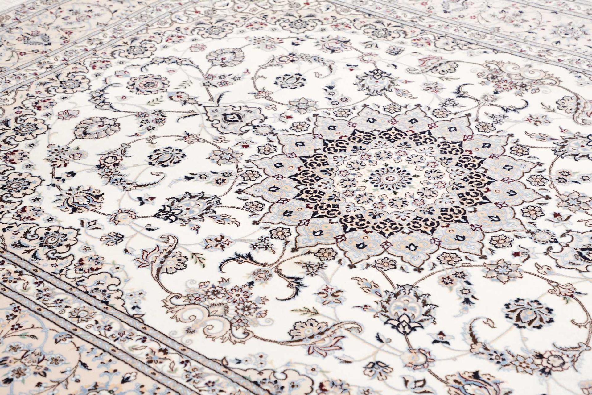 Nain Perserteppich aus Iran, 209 × 265 cm