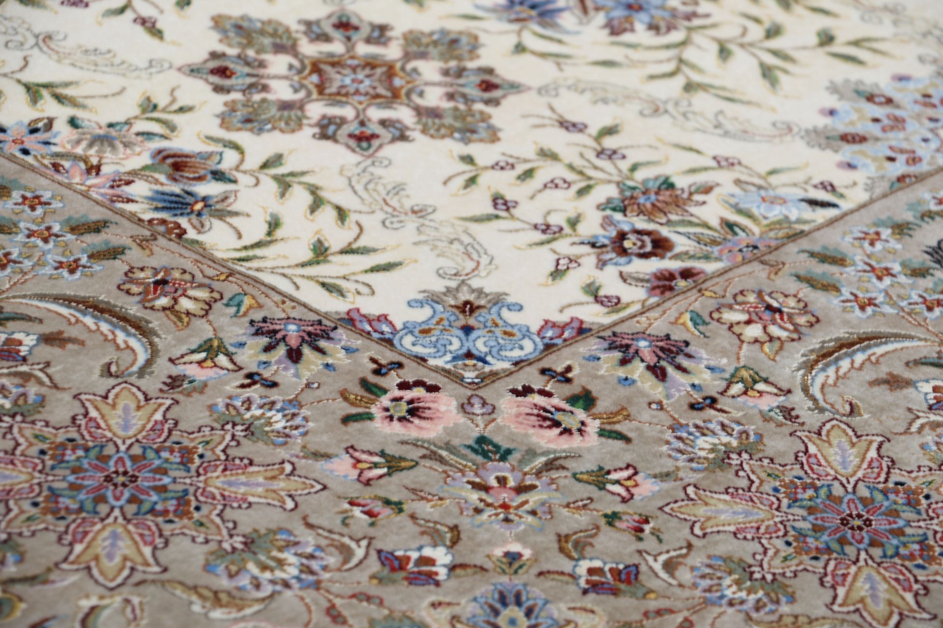 Isfahan Perserteppich aus Iran, 243 × 286 cm
