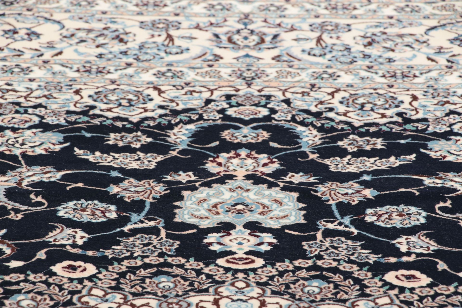 Handgeknüpfter Nain Perserteppich 259 × 309 cm
