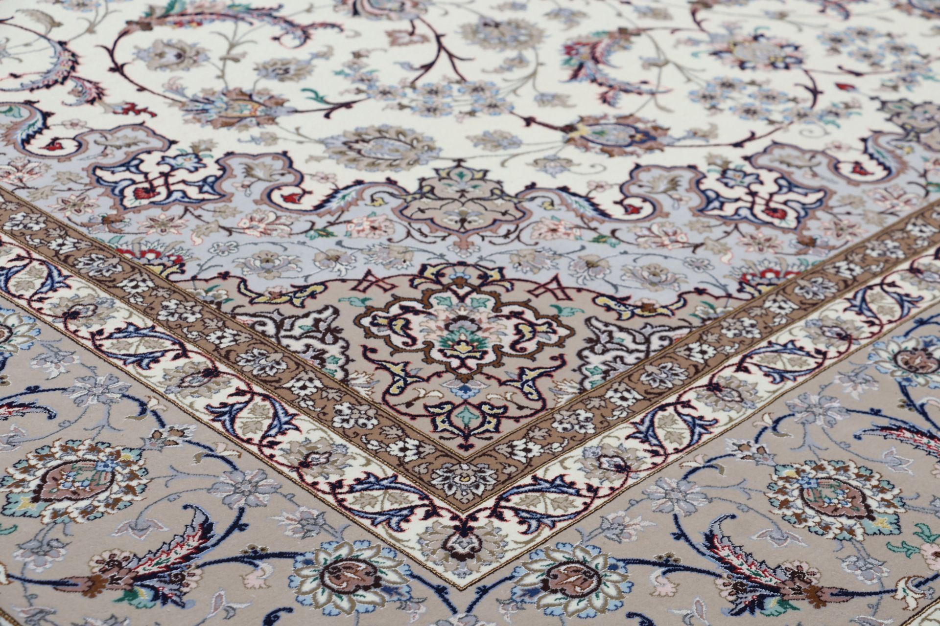 Isfahan Perserteppich 256 × 370 cm aus Wolle & Seide, handgeknüpft