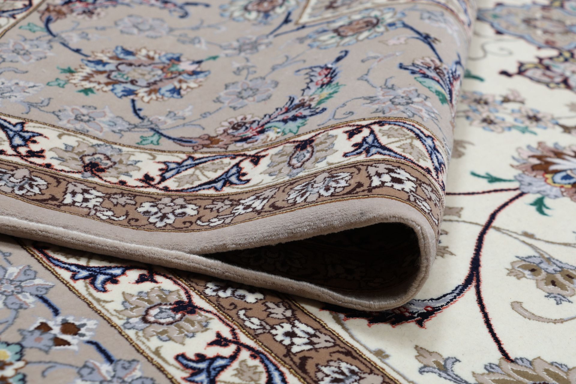 Isfahan Perserteppich 256 × 370 cm aus Wolle & Seide, handgeknüpft