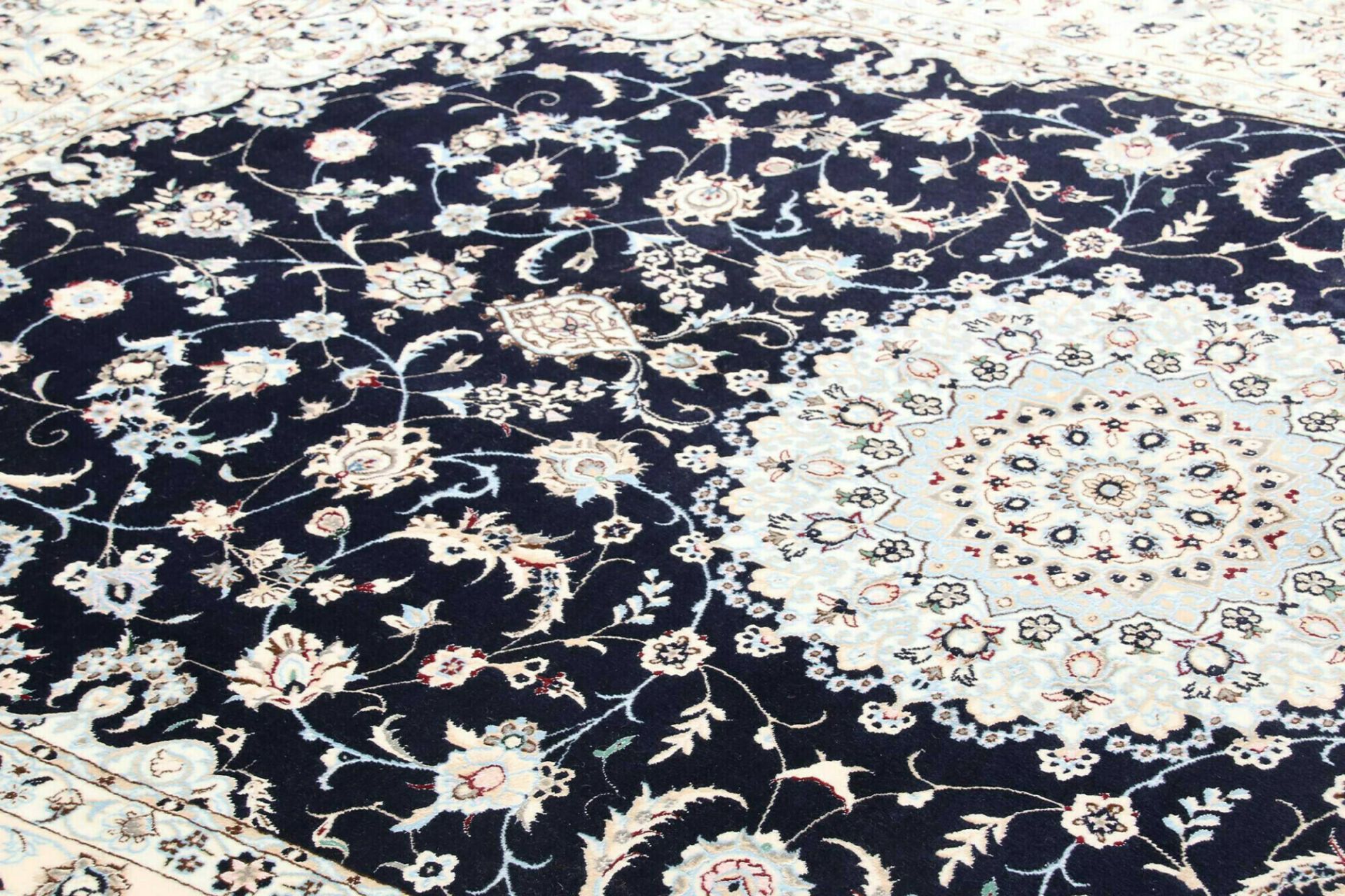 Handgeknüpfter Nain Perserteppich 154 × 239 cm