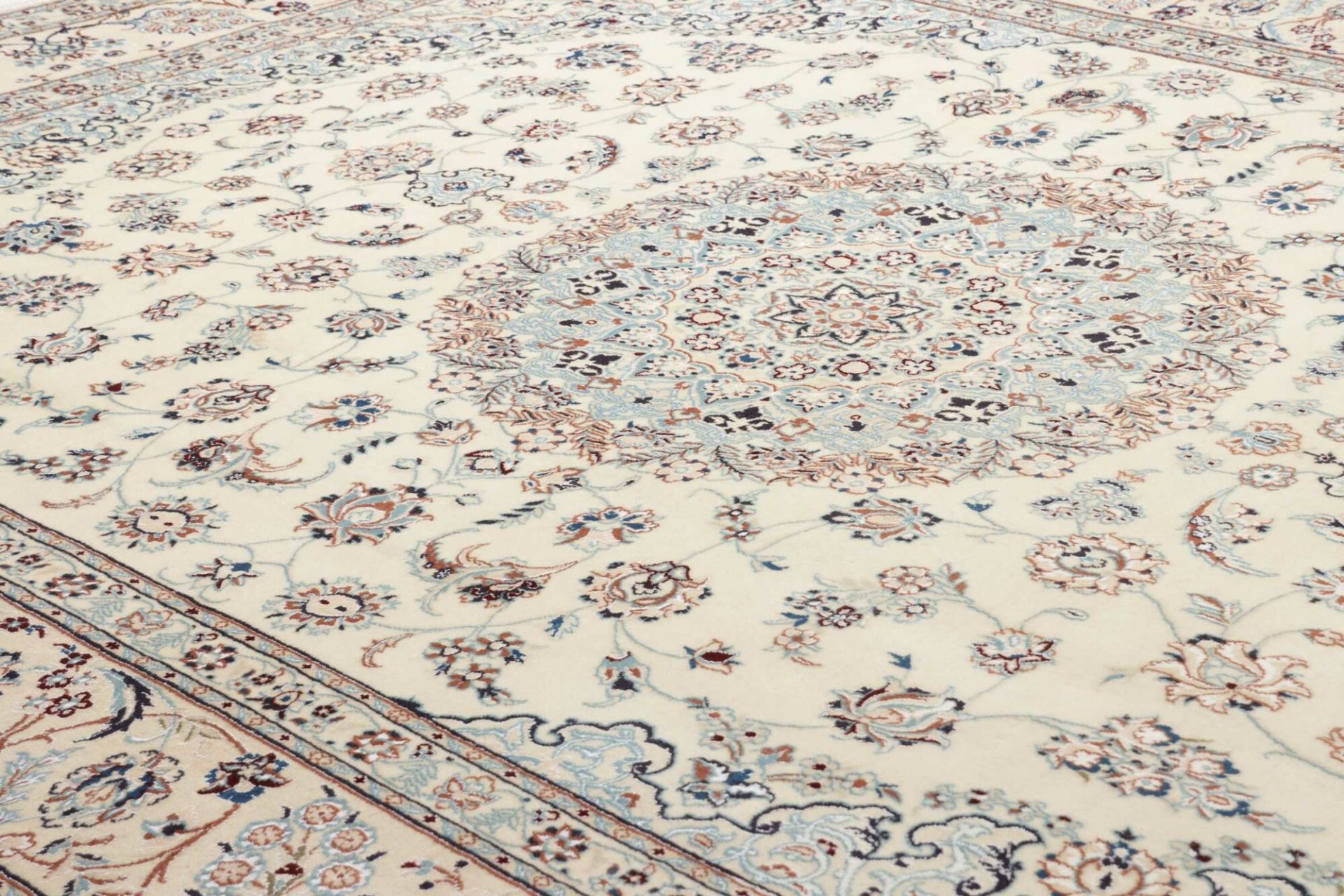 Nain Perserteppich aus Iran, 243 × 336 cm
