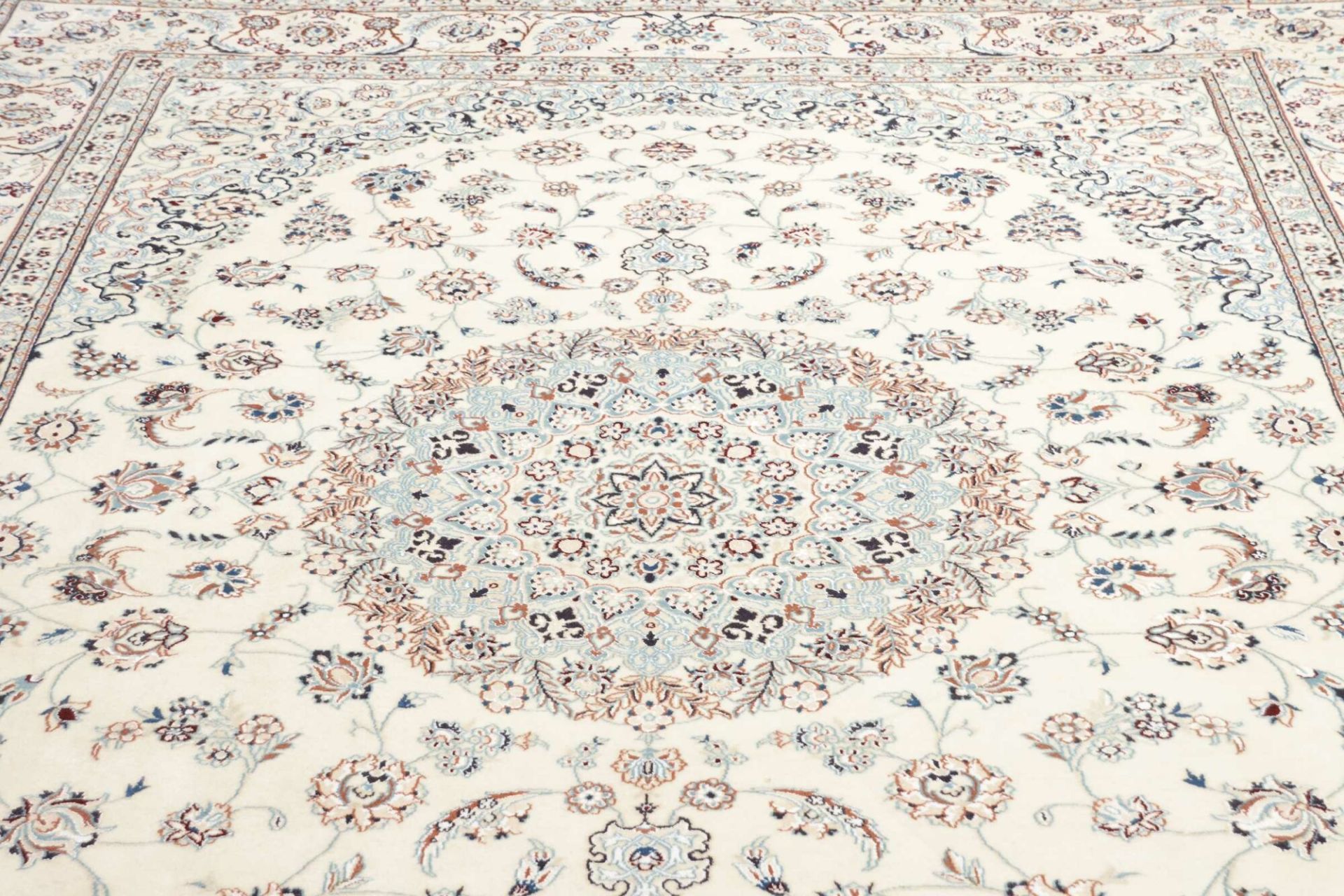 Nain Perserteppich aus Iran, 243 × 336 cm