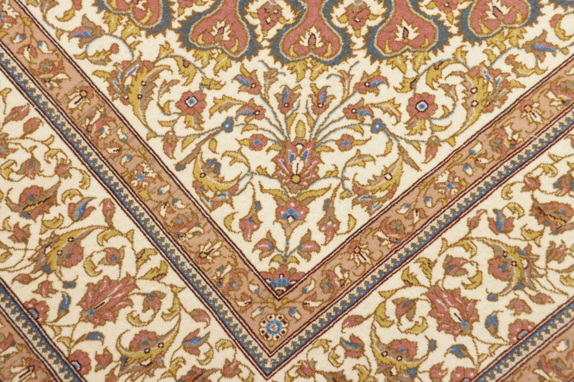 Isfahan Perserteppich 137 × 200 cm aus Wolle & Seide, handgeknüpft