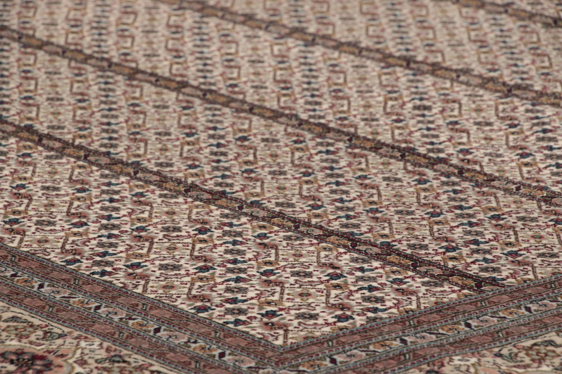 Handgeknüpfter Täbriz Perserteppich 222 × 290 cm