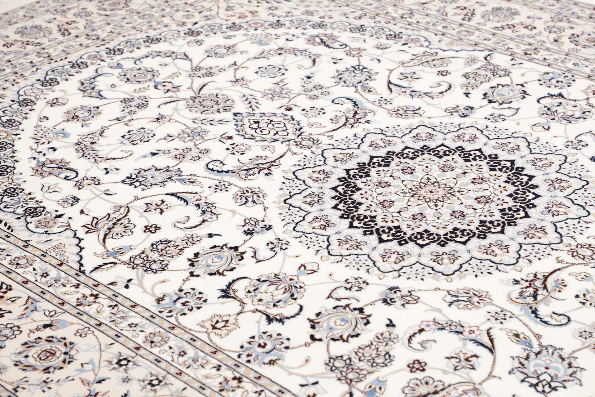 Nain Perserteppich aus Iran, 213 × 314 cm
