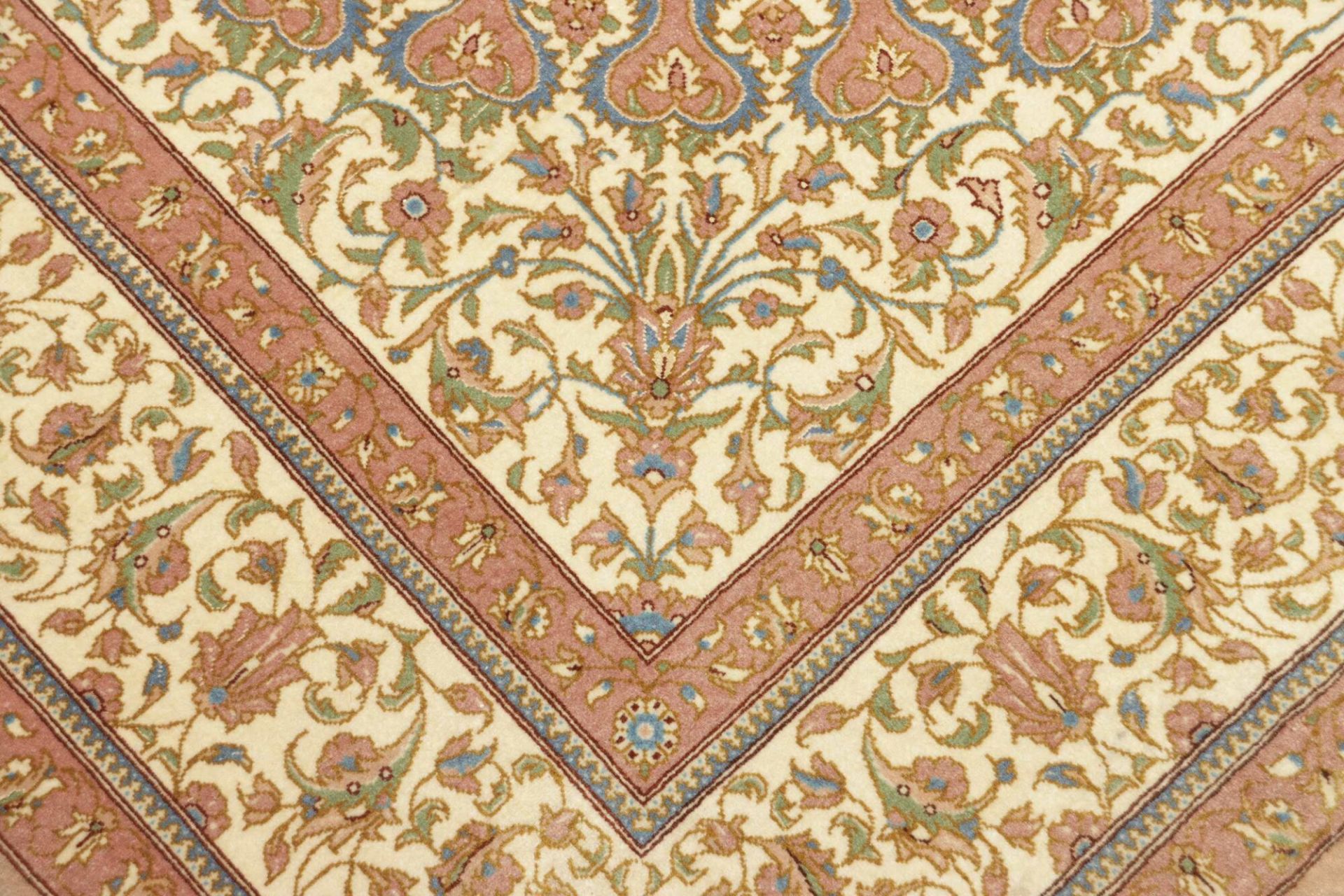 Handgeknüpfter Isfahan Perserteppich, 137 × 200 cm, Wolle & Seide