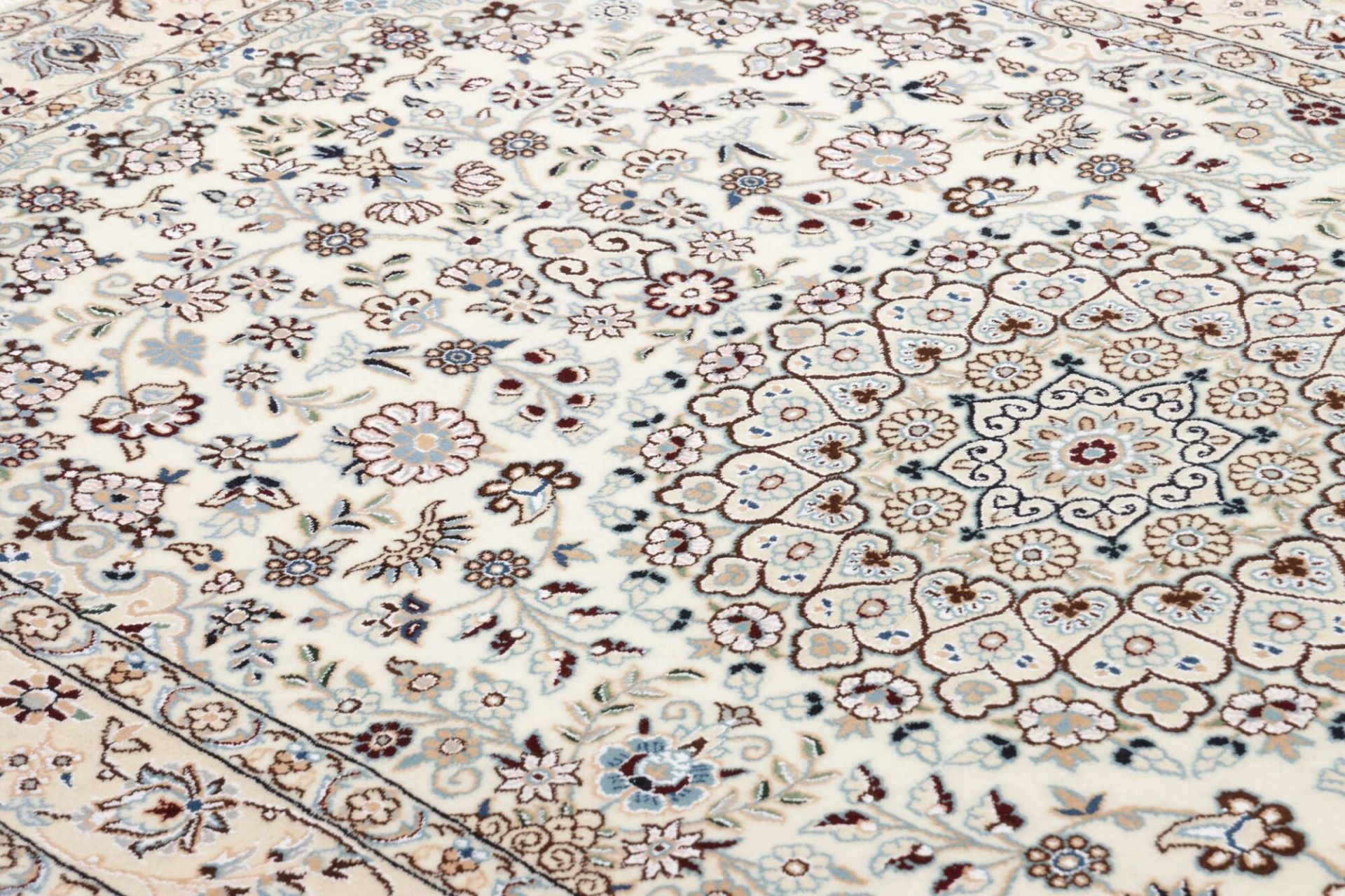 Nain Perserteppich aus Iran, 133 × 211 cm