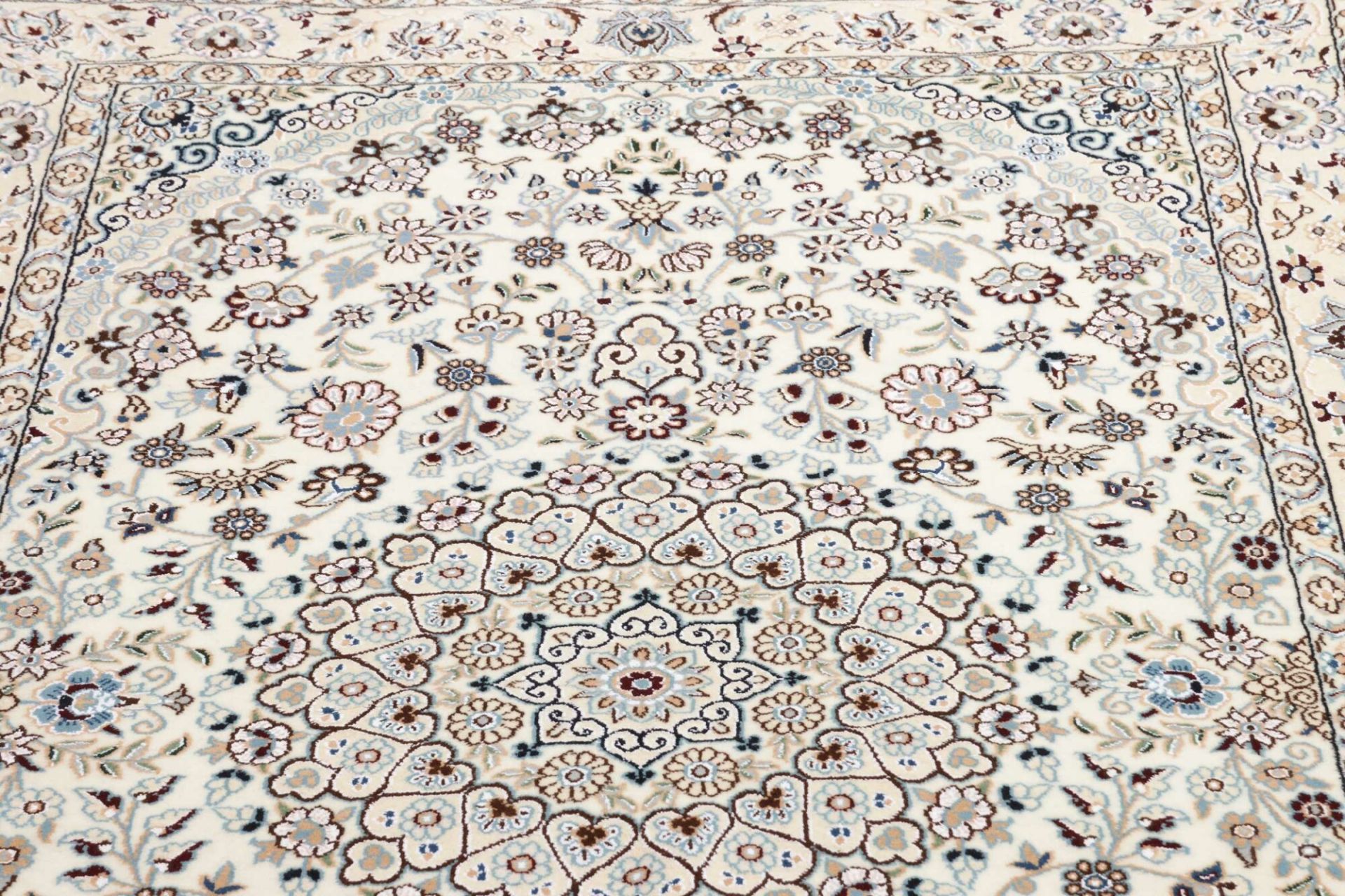 Nain Perserteppich aus Iran, 133 × 211 cm