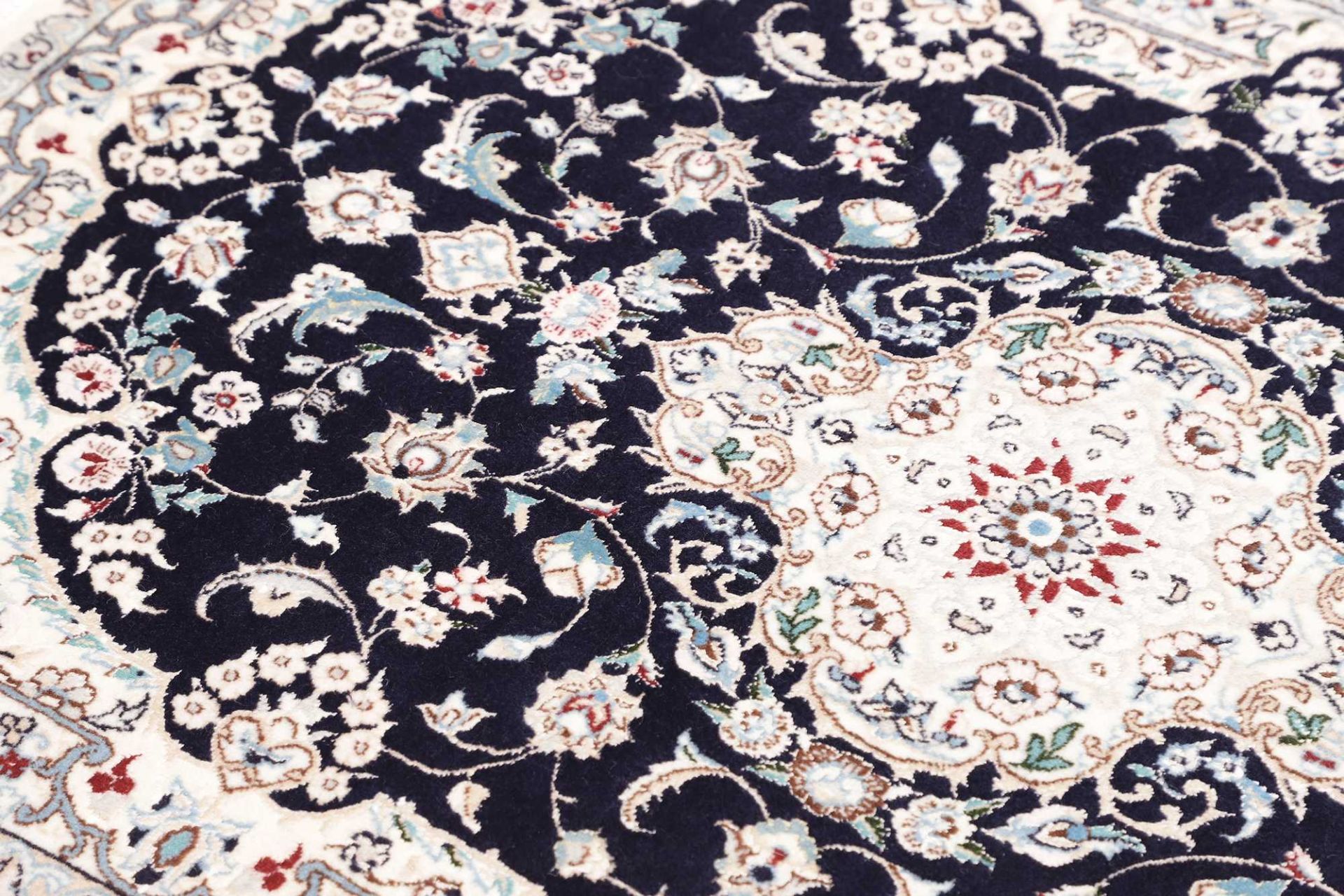 Handgeknüpfter Nain Perserteppich, 82 × 119 cm, Wolle
