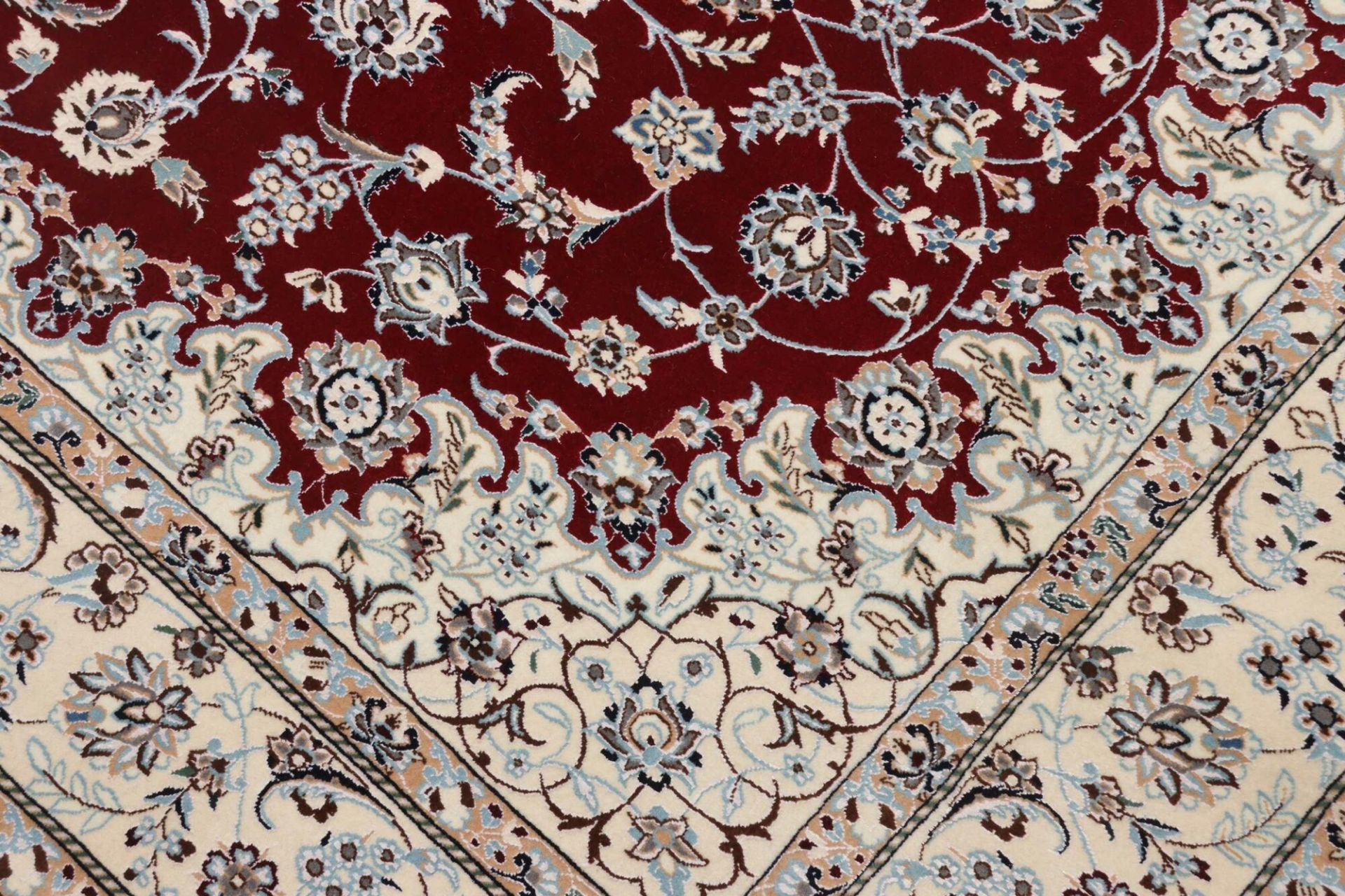 Nain Perserteppich aus Iran, 136 × 216 cm