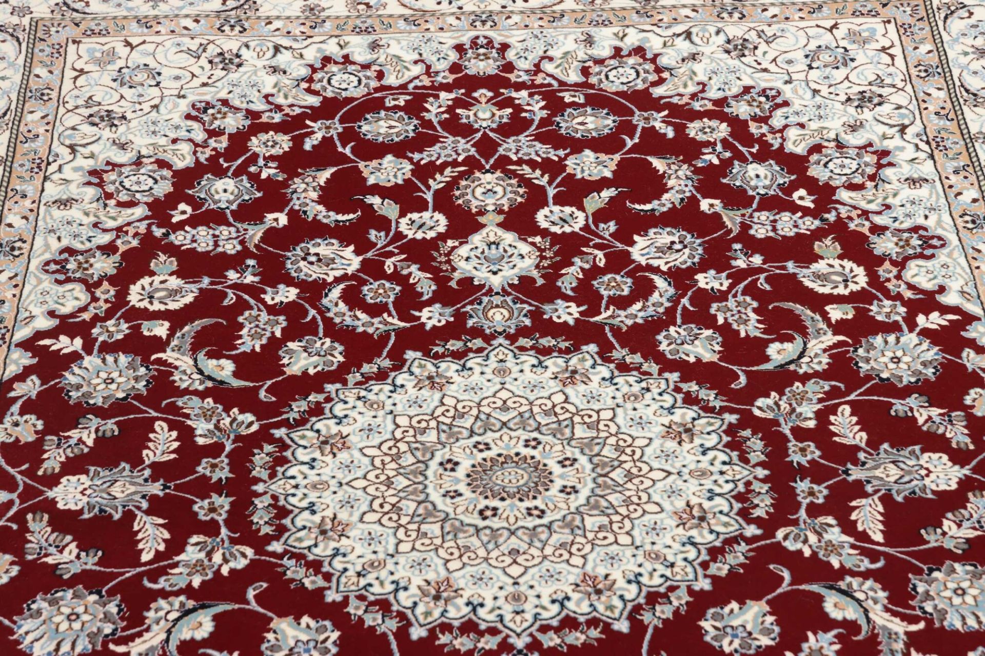 Nain Perserteppich aus Iran, 136 × 216 cm