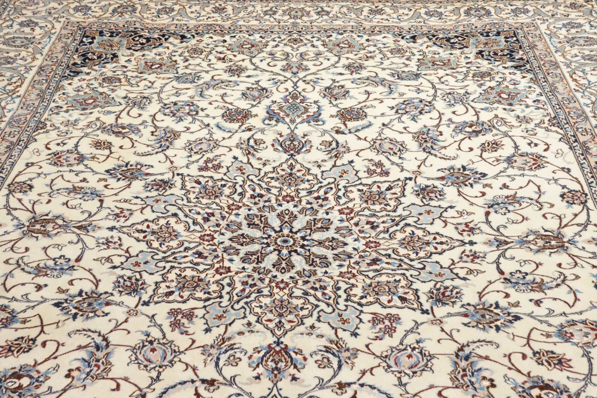 Handgeknüpfter Nain Perserteppich 261 × 359 cm