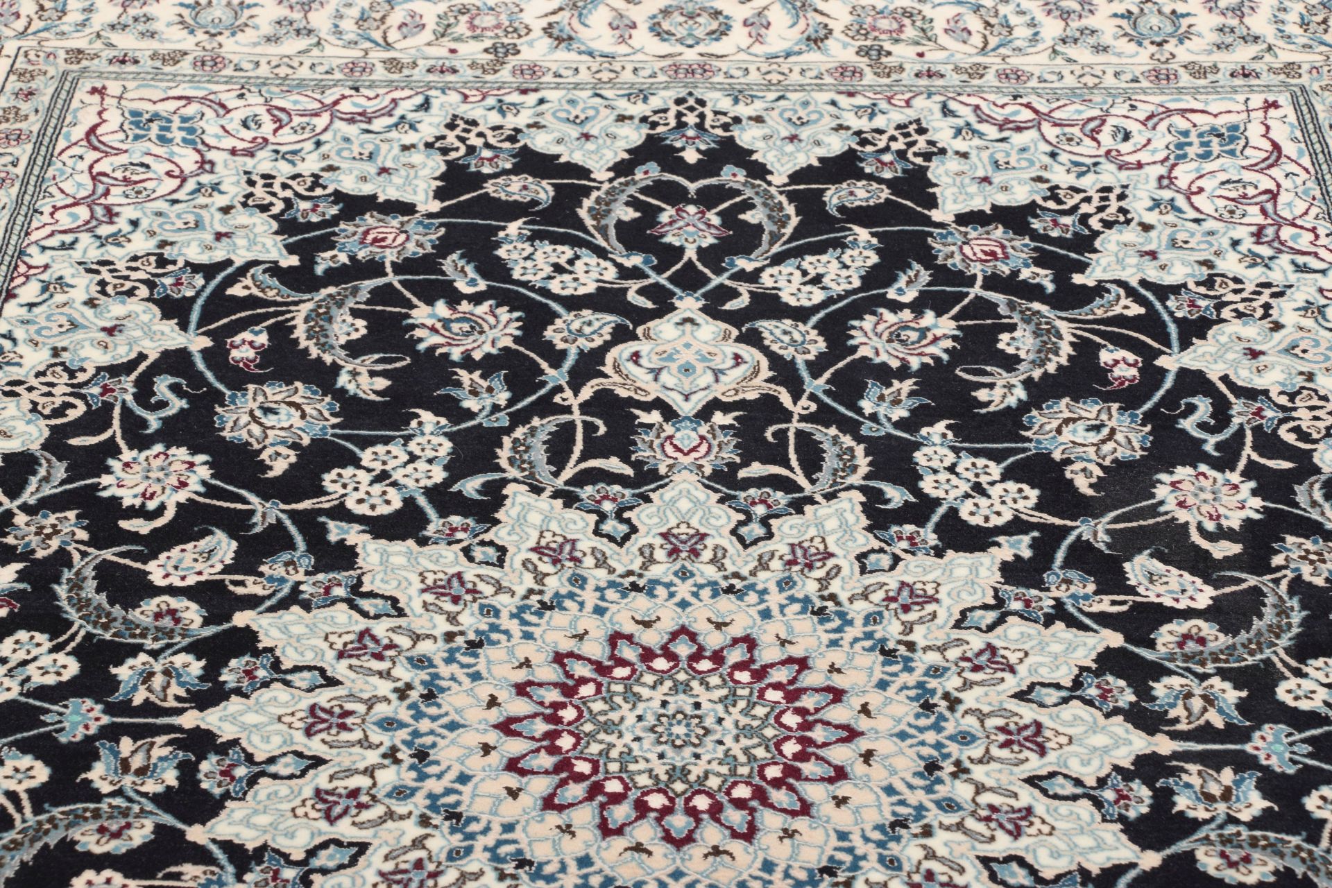 Nain Perserteppich aus Iran, 127 × 198 cm