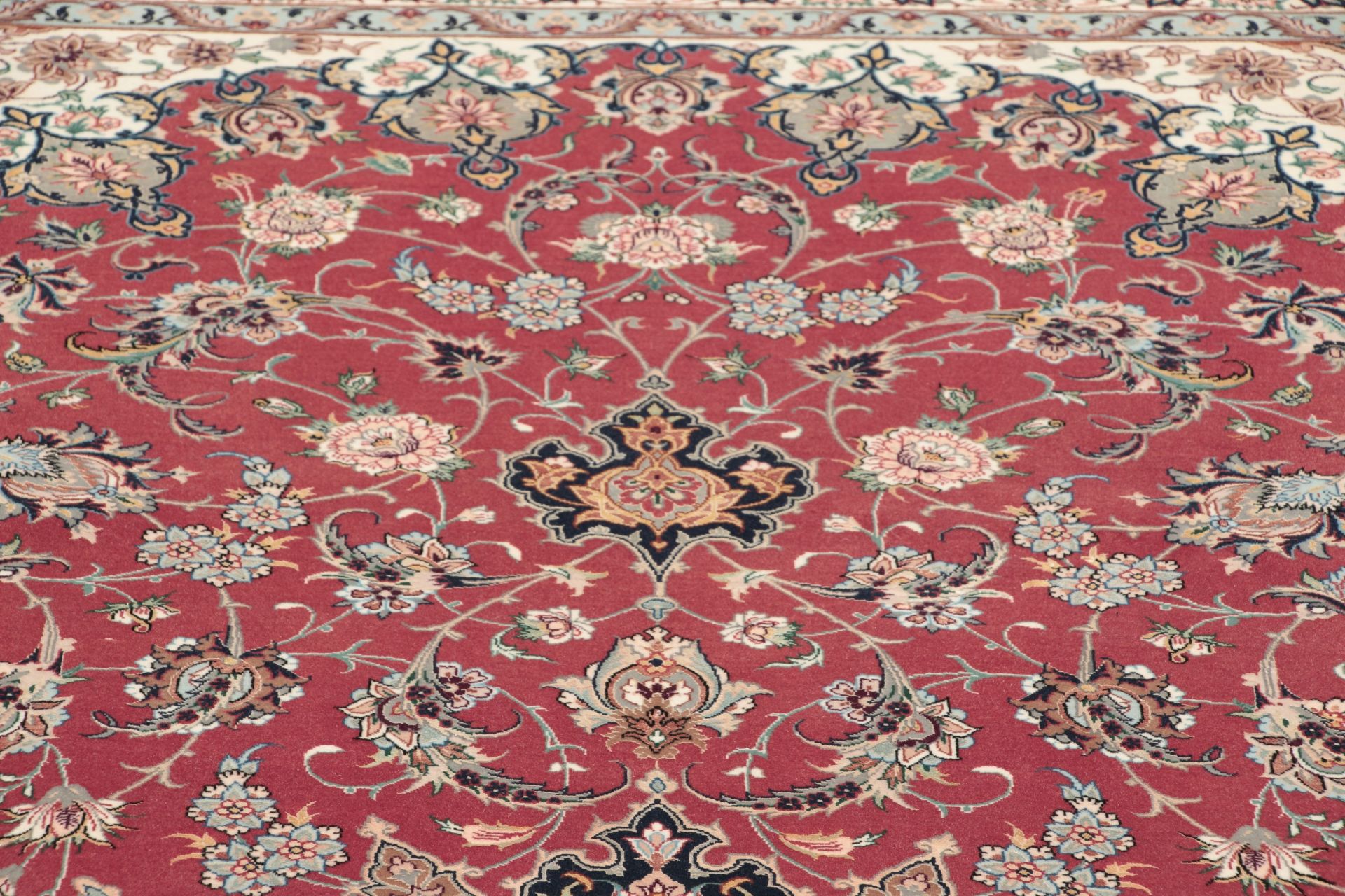 Isfahan Perserteppich aus Iran, 215 × 322 cm