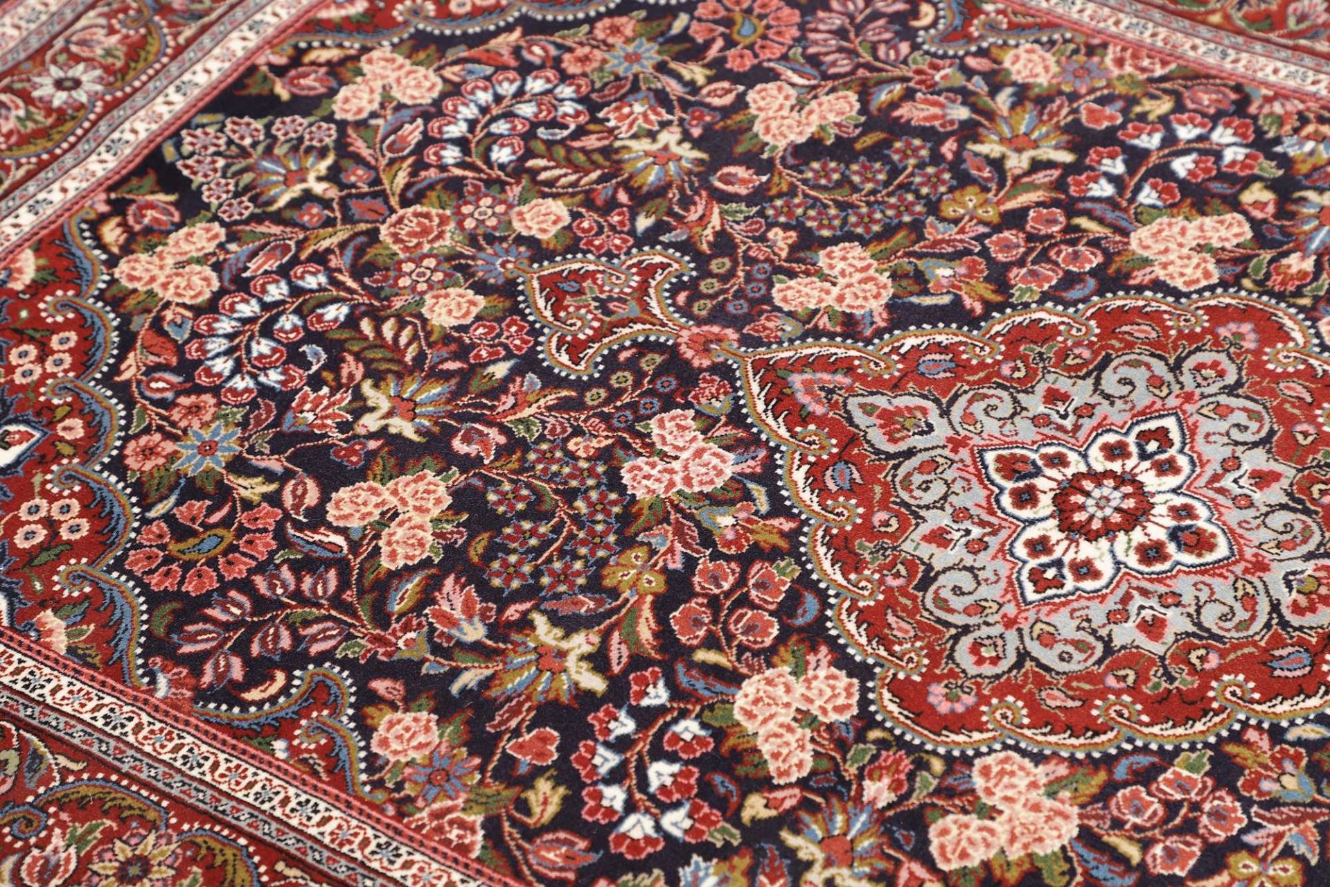 Isfahan Perserteppich 112 × 163 cm aus Wolle & Seide, handgeknüpft