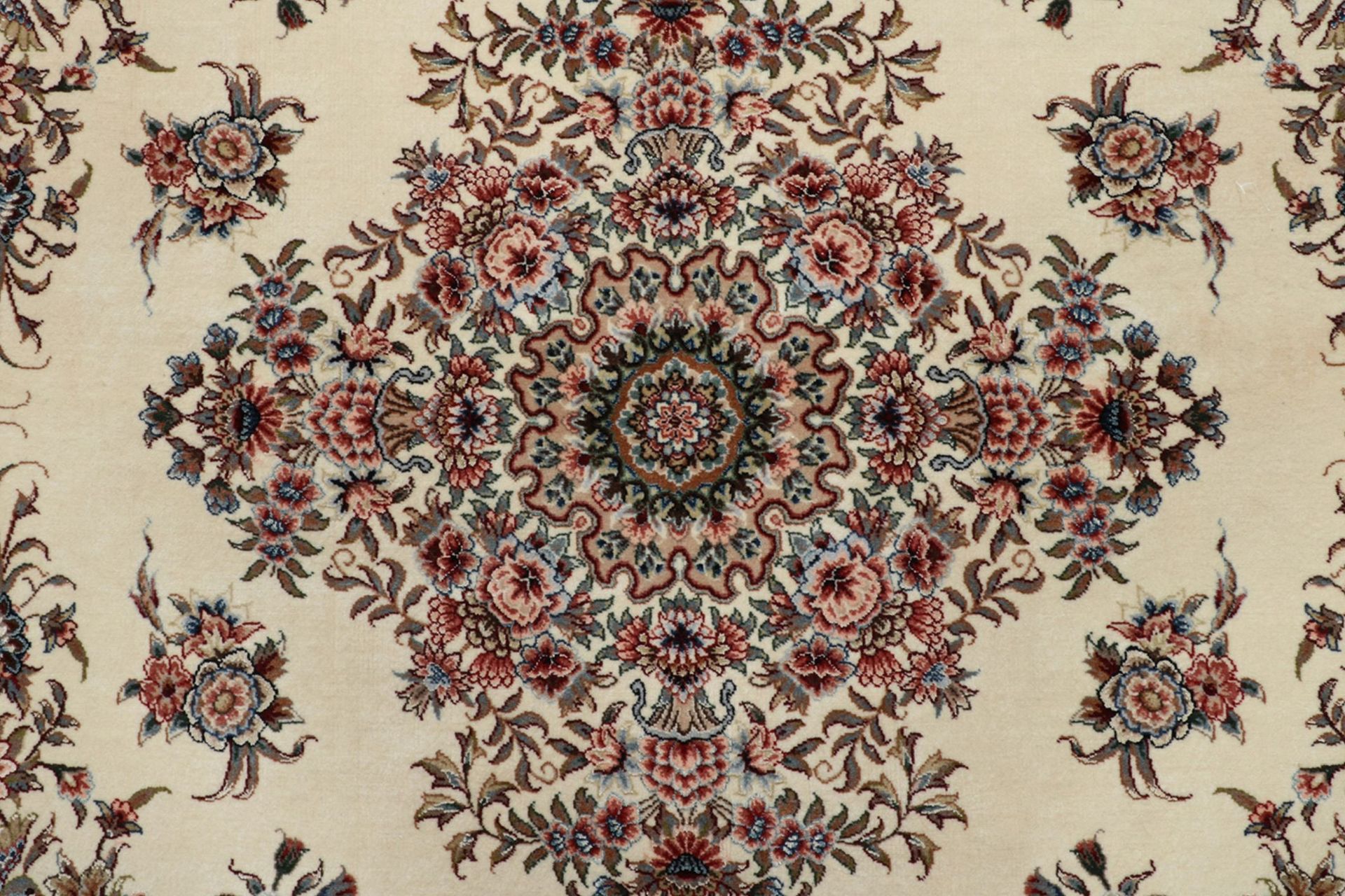 Isfahan Perserteppich 140 × 210 cm aus Wolle & Seide, handgeknüpft