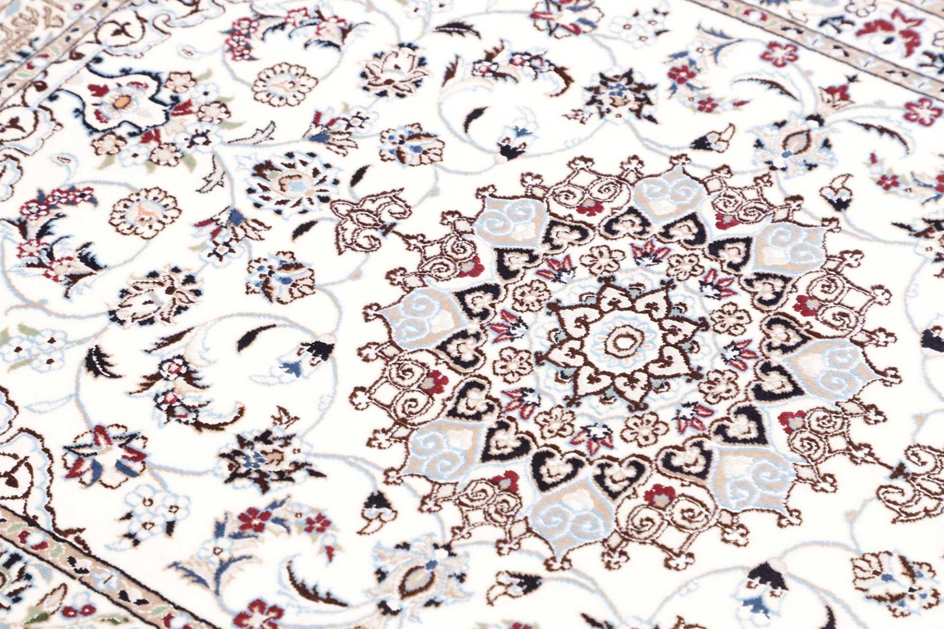 Nain Perserteppich aus Iran, 87 × 119 cm