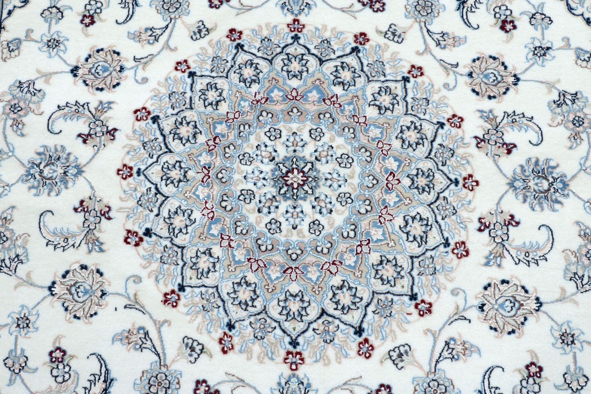 Nain Perserteppich 135 × 205 cm aus Wolle & Seide, handgeknüpft