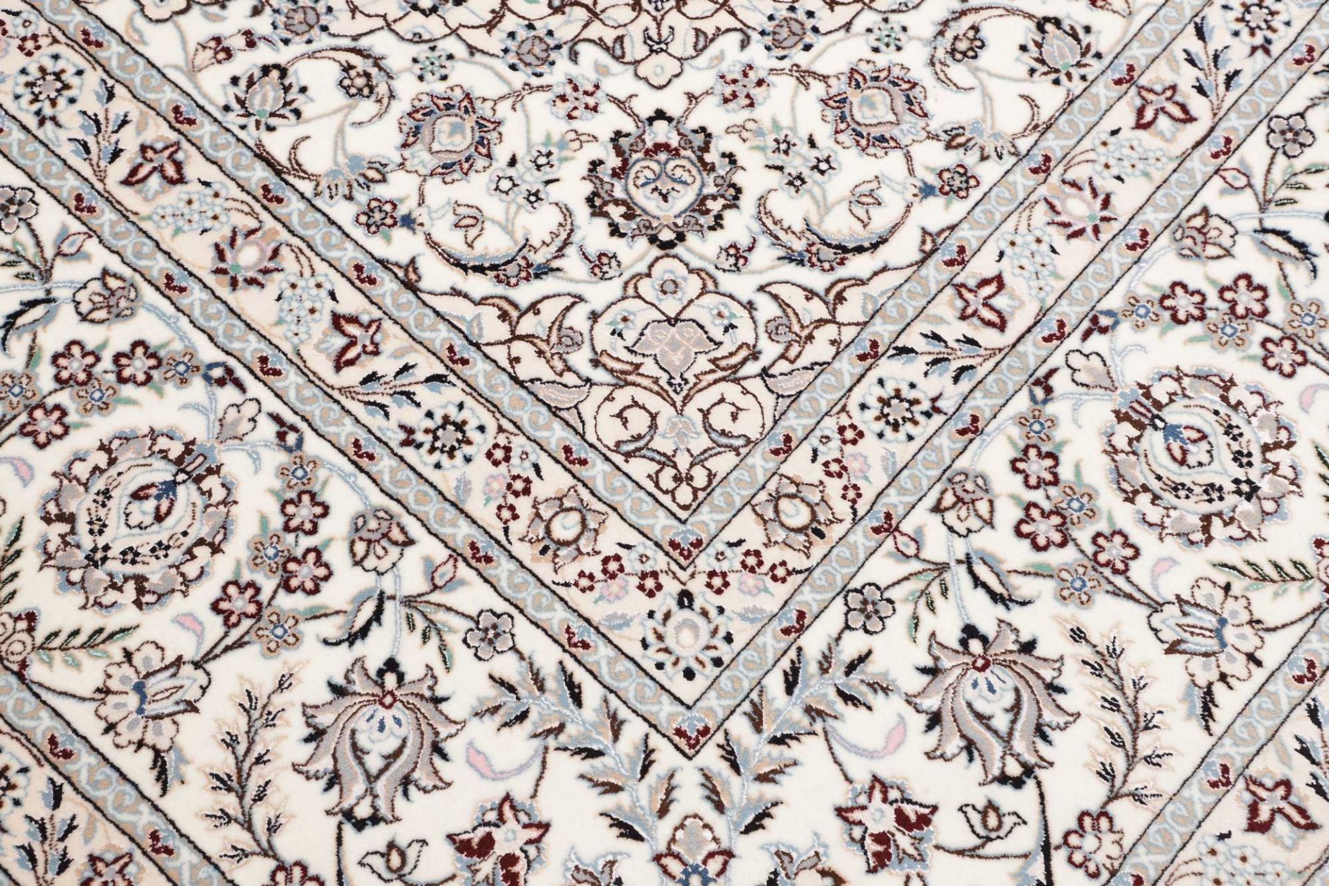 Handgeknüpfter Nain Perserteppich 263 × 314 cm